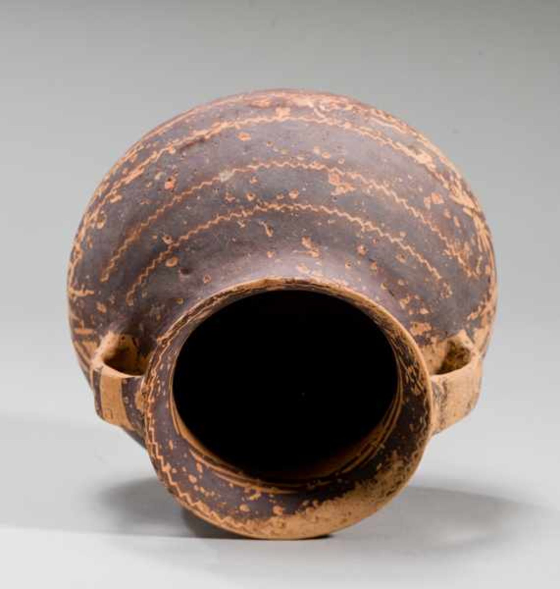 SMALL VESSEL WITH HANDLES Terracotta with the original painting. China, Yangshao culture, Majiayao, - Image 5 of 6