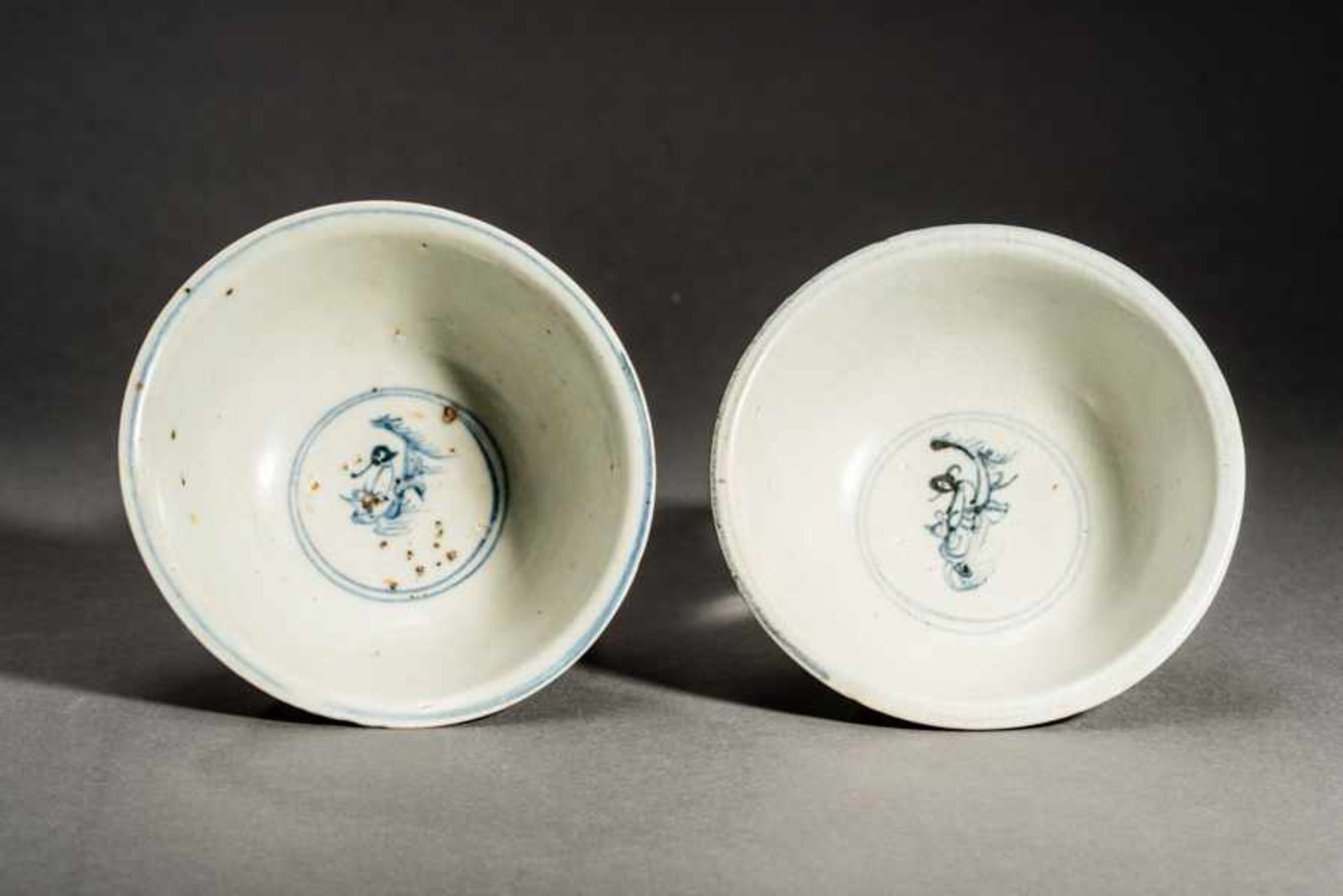 TWO BOWLS WITH HORSEBACK RIDERS Glazed stoneware. China, Ming dynasty(1368-1644)騎士紋碗Both pieces have - Bild 2 aus 3