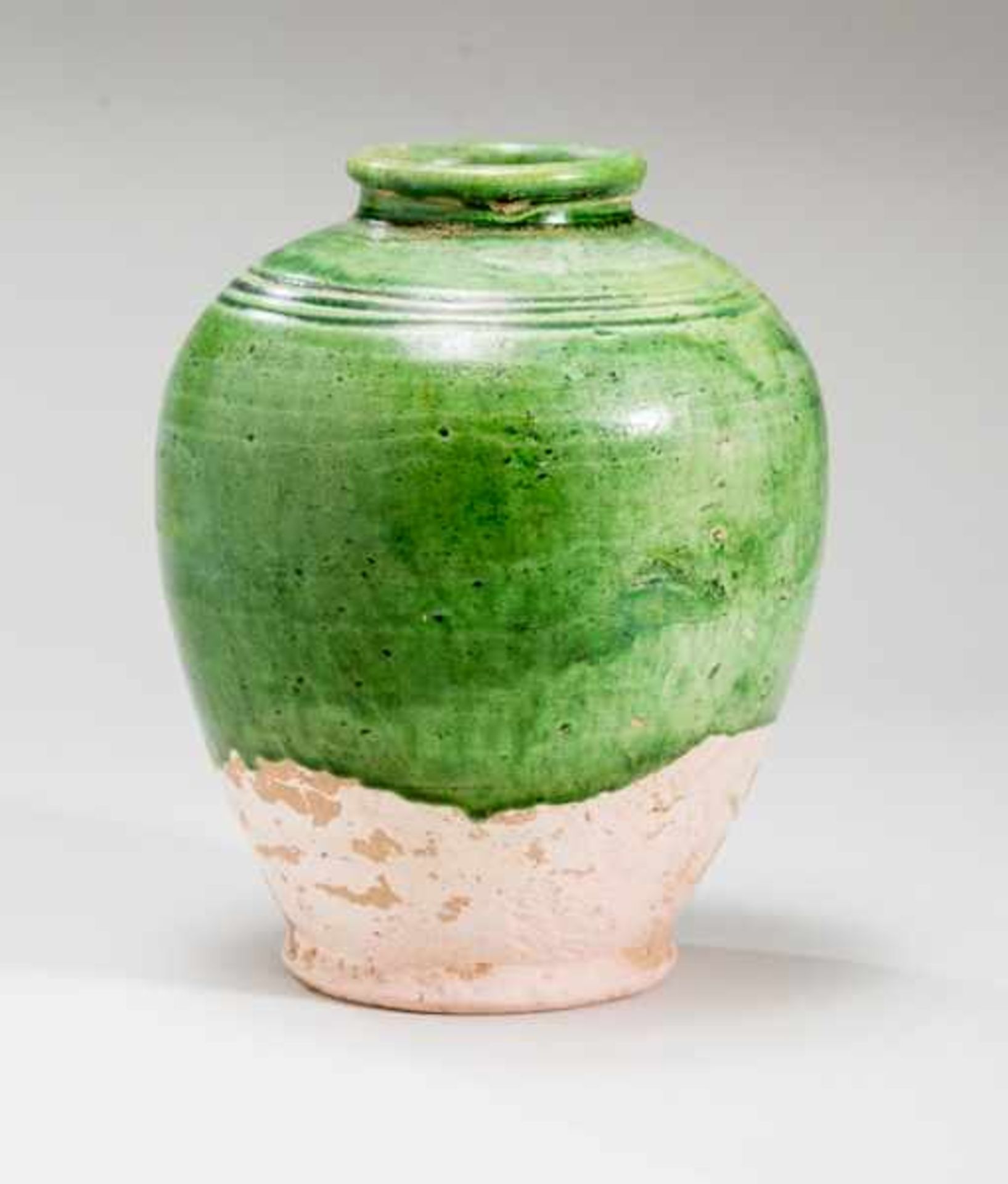 POT Glazed ceramic. China, Tang dynasty (618 - 907)陶罐With its flared, flat and unglazed foot, this - Bild 2 aus 4