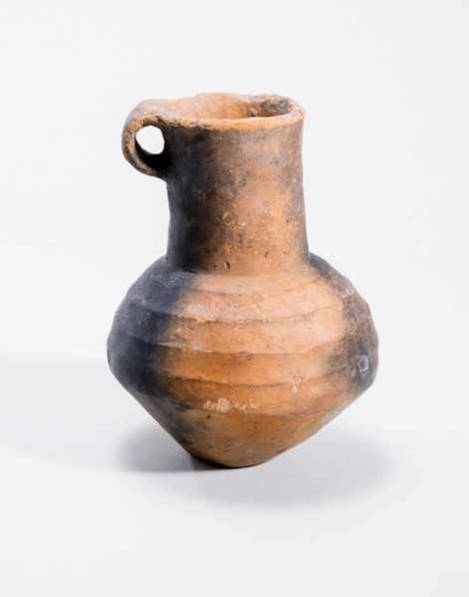 JUG Terracotta. China, Yangshao culture, Majiayao, Banshanstyle, ca. 2nd to 3rd millennium BCE - Image 2 of 5