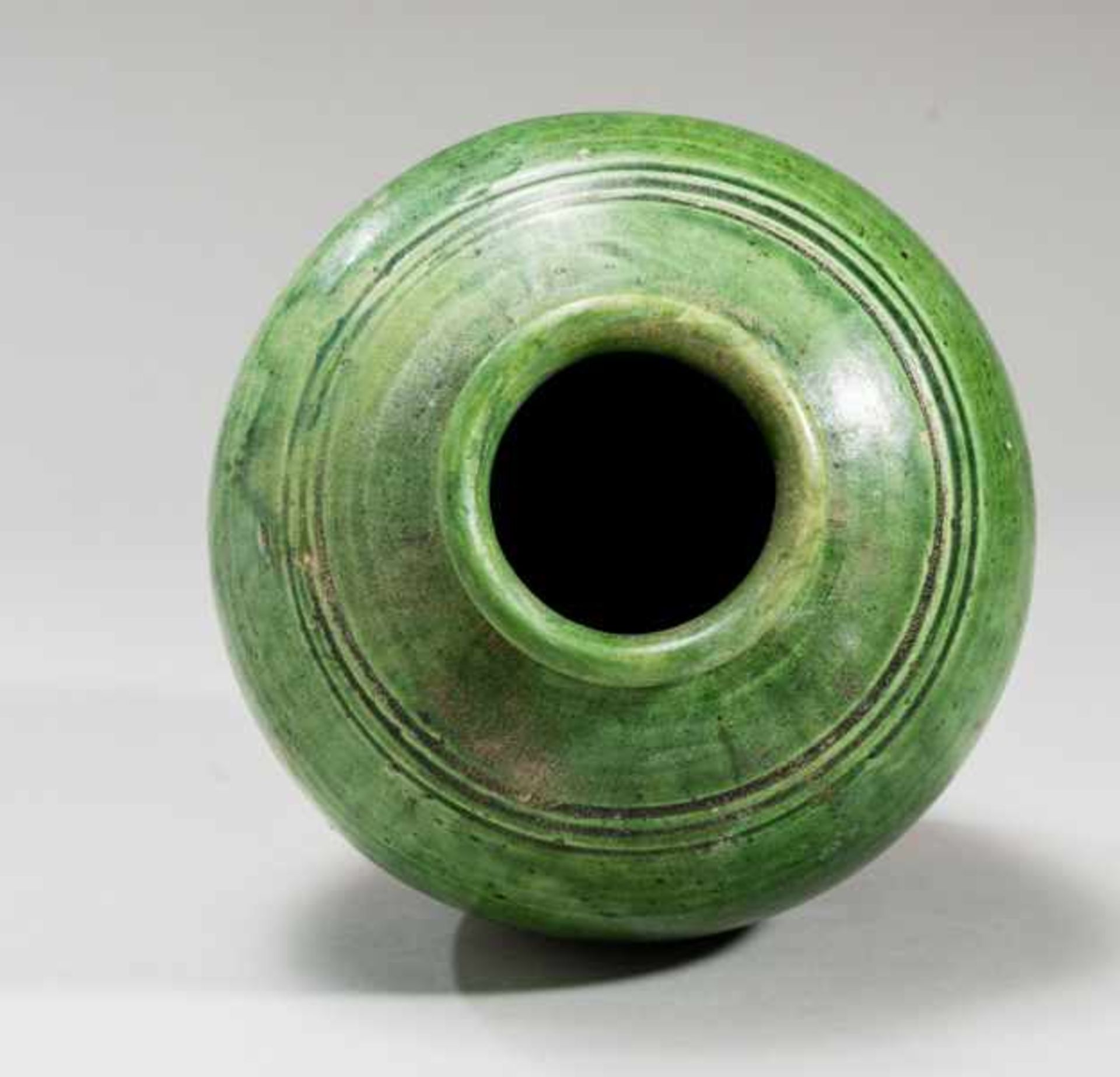 POT Glazed ceramic. China, Tang dynasty (618 - 907)陶罐With its flared, flat and unglazed foot, this - Bild 3 aus 4