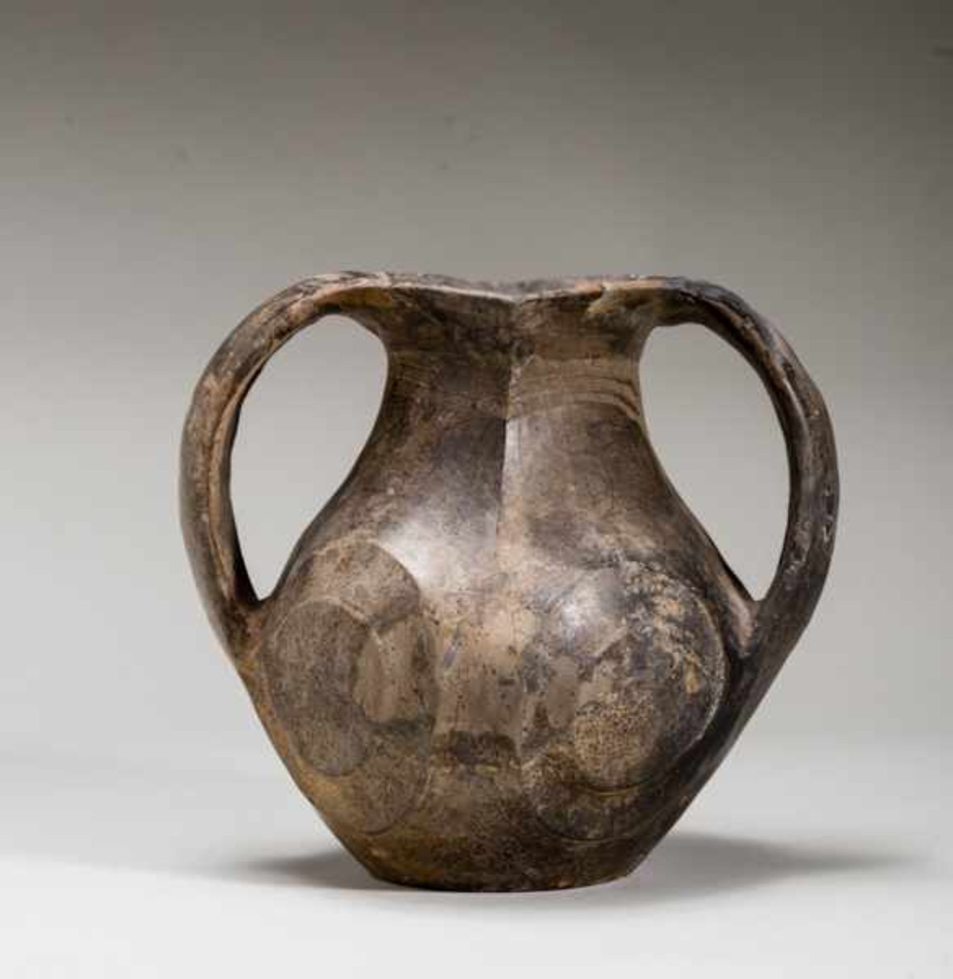 BLACK AMPHORA Fired ceramic. China, Western Han dynasty (206 BCE - 9 CE)雙耳黑陶罐A perfectly preserved - Image 3 of 5