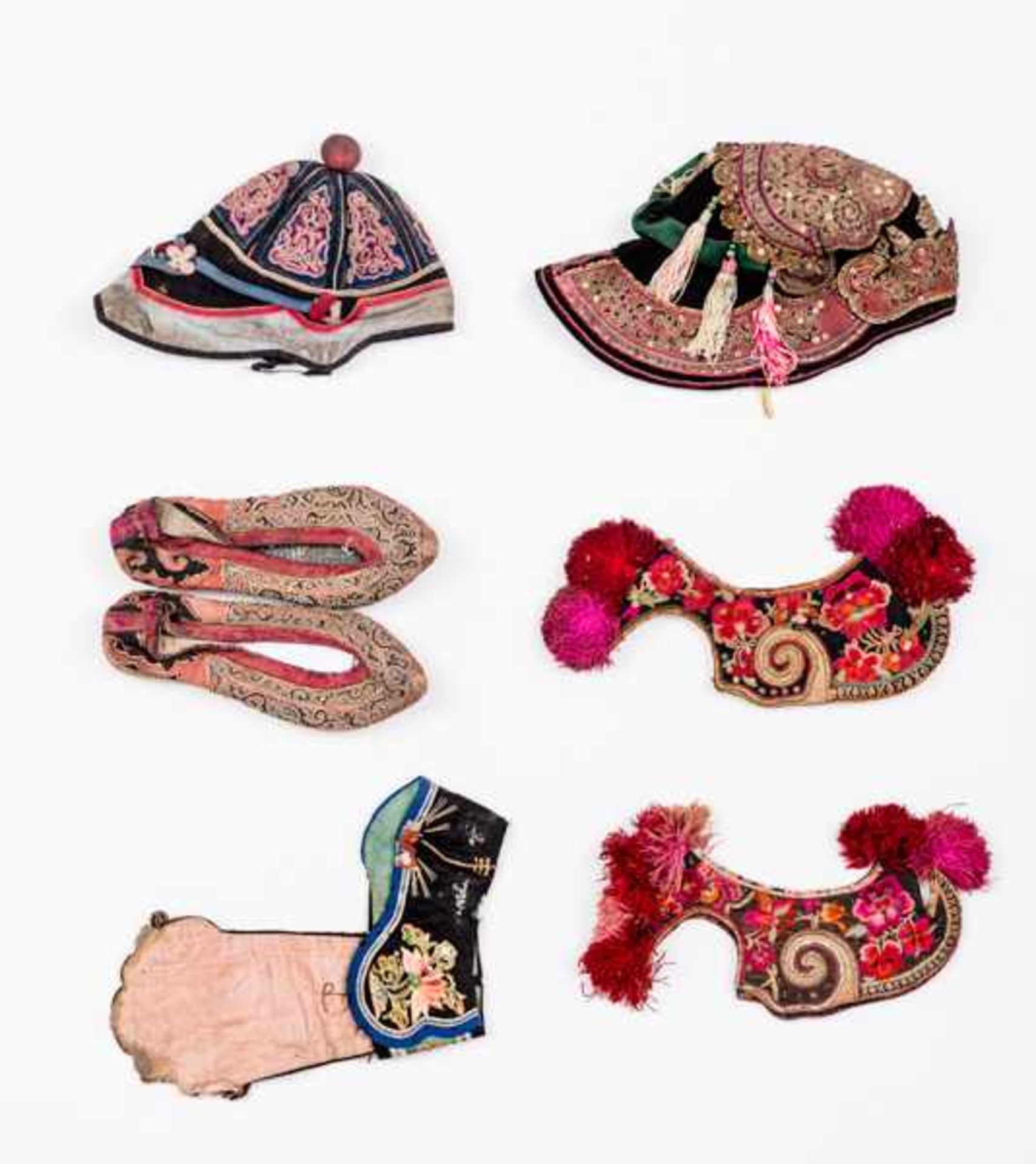 5 PIECES OF HEADWEAR FOR CHILDREN Rough fabric and silk. China, ca. 19005件兒童衣物及一雙鞋子Like no. 71, - Bild 2 aus 2