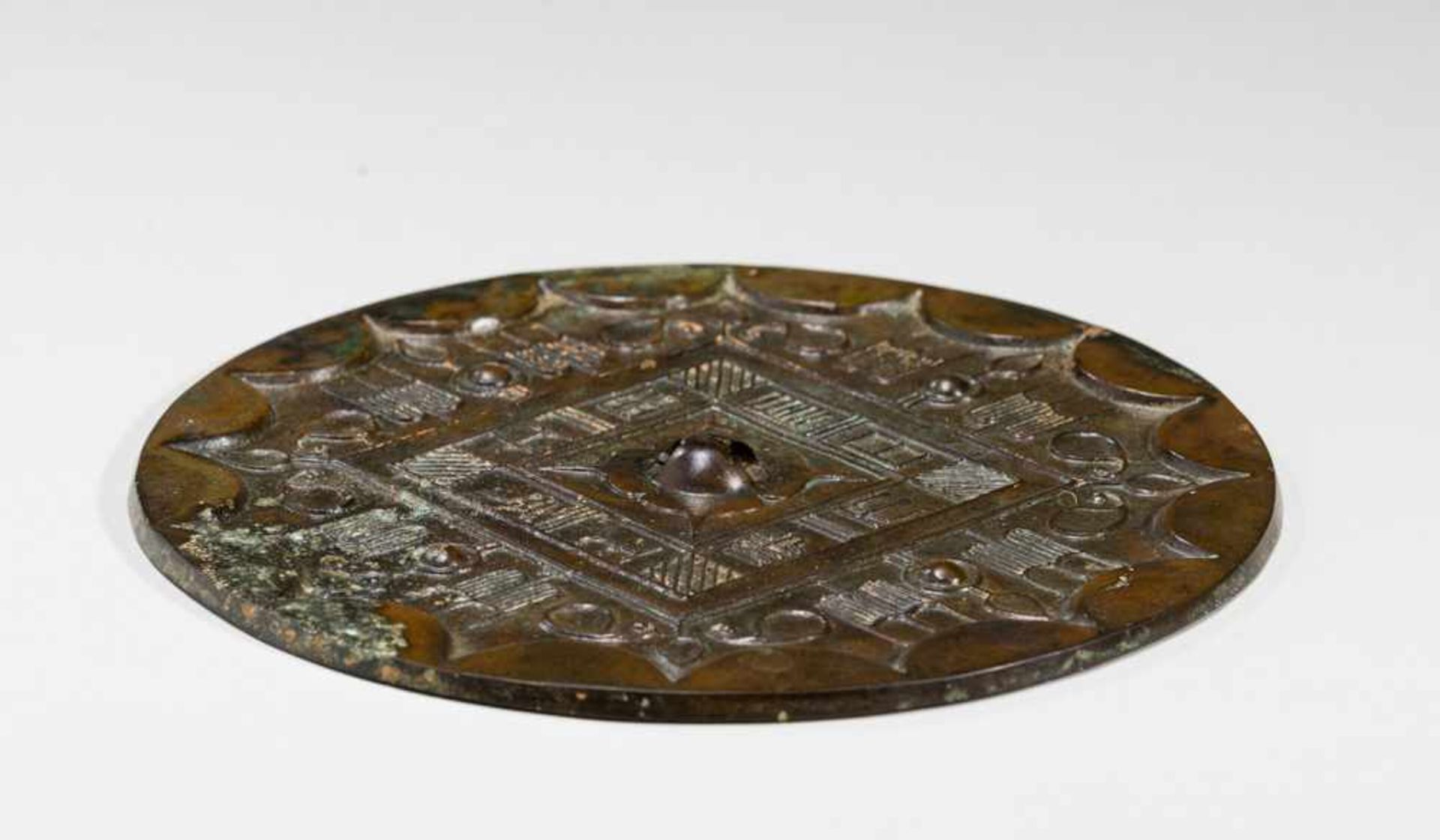 LARGE MIRROR Bronze. China, possibly Five Dynasties (907 - 960)to Song dynasty (960 - 1279)大銅鏡This - Image 3 of 3