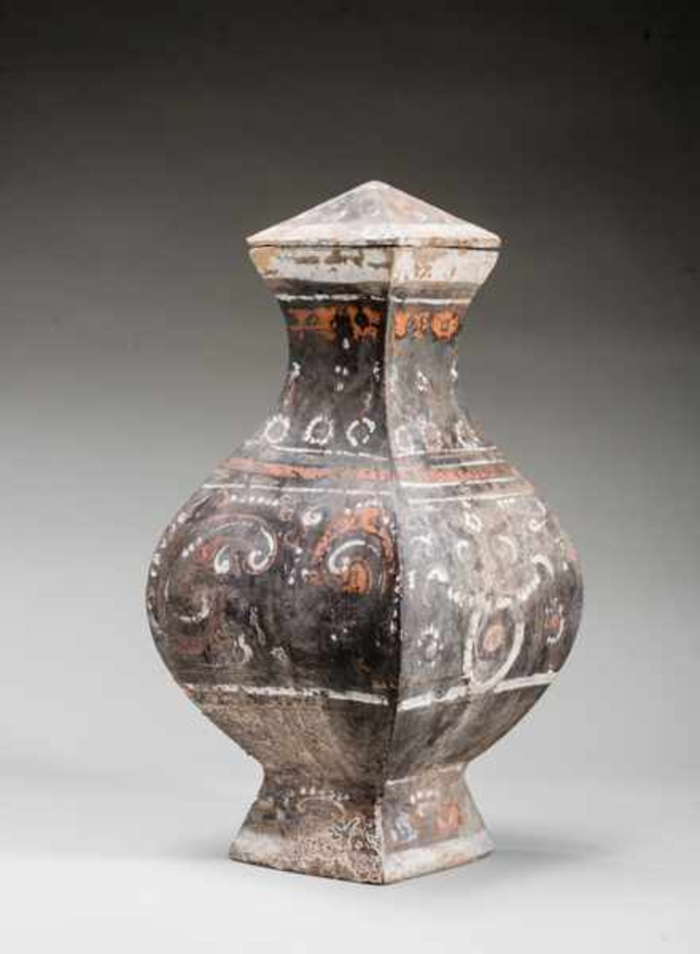 WINE VESSEL IN THE FORM OF A FANG-HU Terracotta with original painting. China, Western Han - Image 2 of 5