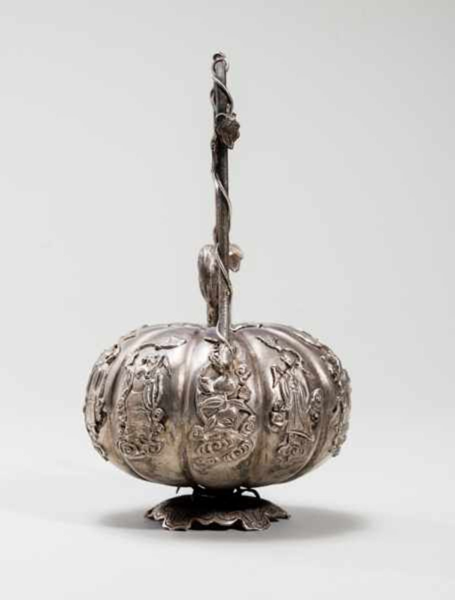 TEAPOT WITH IMMORTALS Silver. China, late Qing dynasty(1644-1912)南瓜形執壺Ribbed gourd form, tall, - Bild 5 aus 7