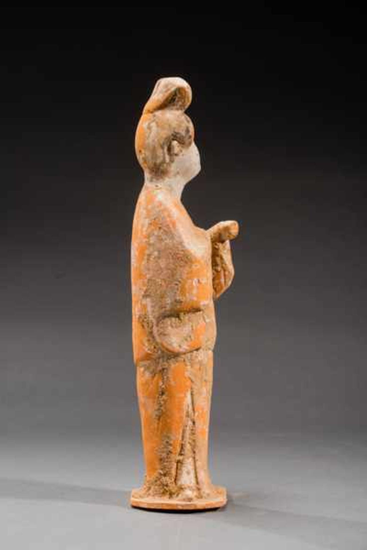 COURTLY LADY Terracotta with remnants of originalpainting. China, Early Tang dynasty (618 - 907) - Image 5 of 6