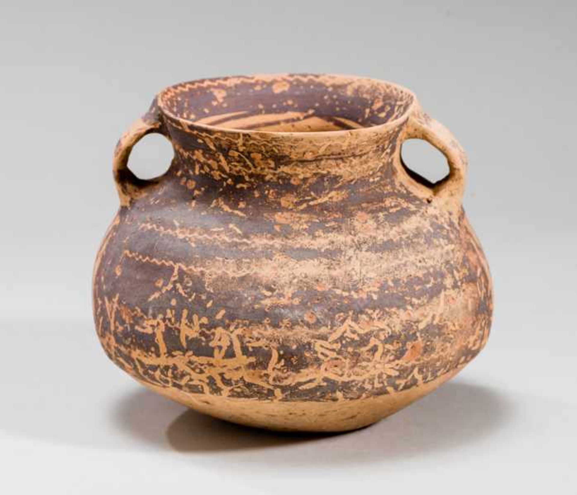 SMALL VESSEL WITH HANDLES Terracotta with the original painting. China, Yangshao culture, Majiayao, - Image 4 of 6