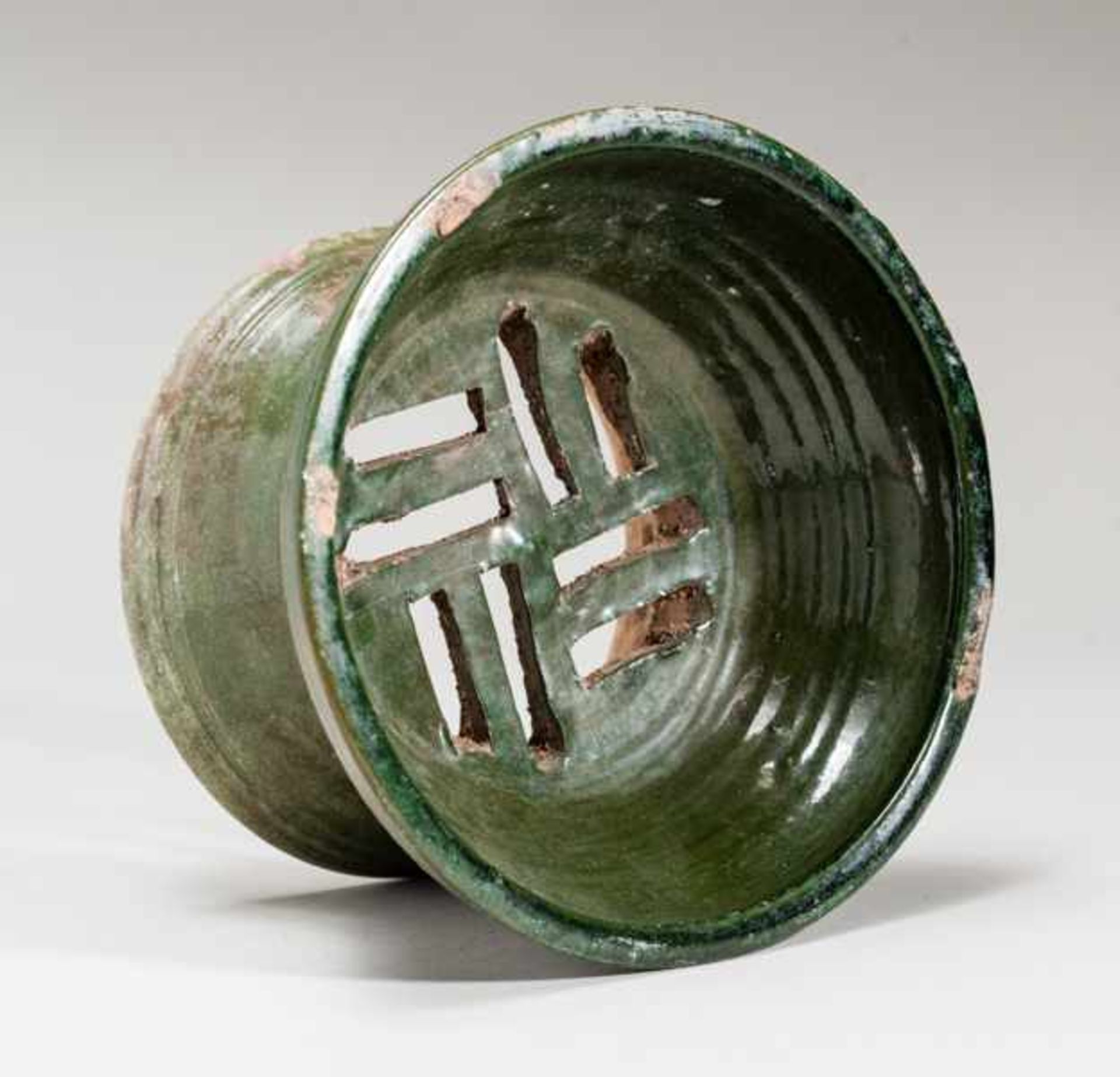COOKING VESSEL Glazed ceramic. China, Han dynasty (206 BCE - 220 CE)炊具This type of vessel was used - Image 2 of 4