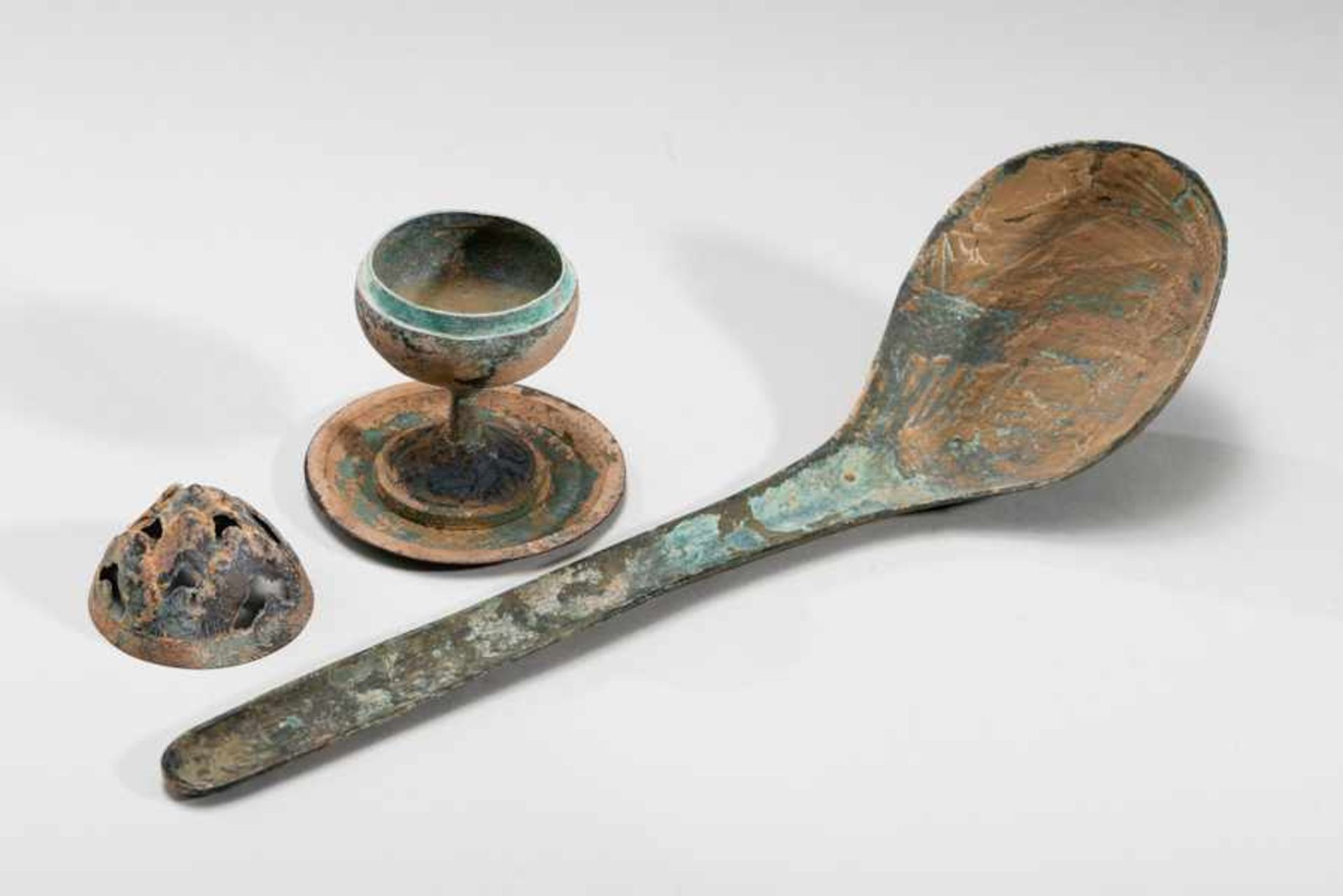 INCENSE BURNER AND SPOON Bronze. China, presumably Han dynasty, 206 BCE - 220 CE香爐與勺The vessel has a - Bild 2 aus 3