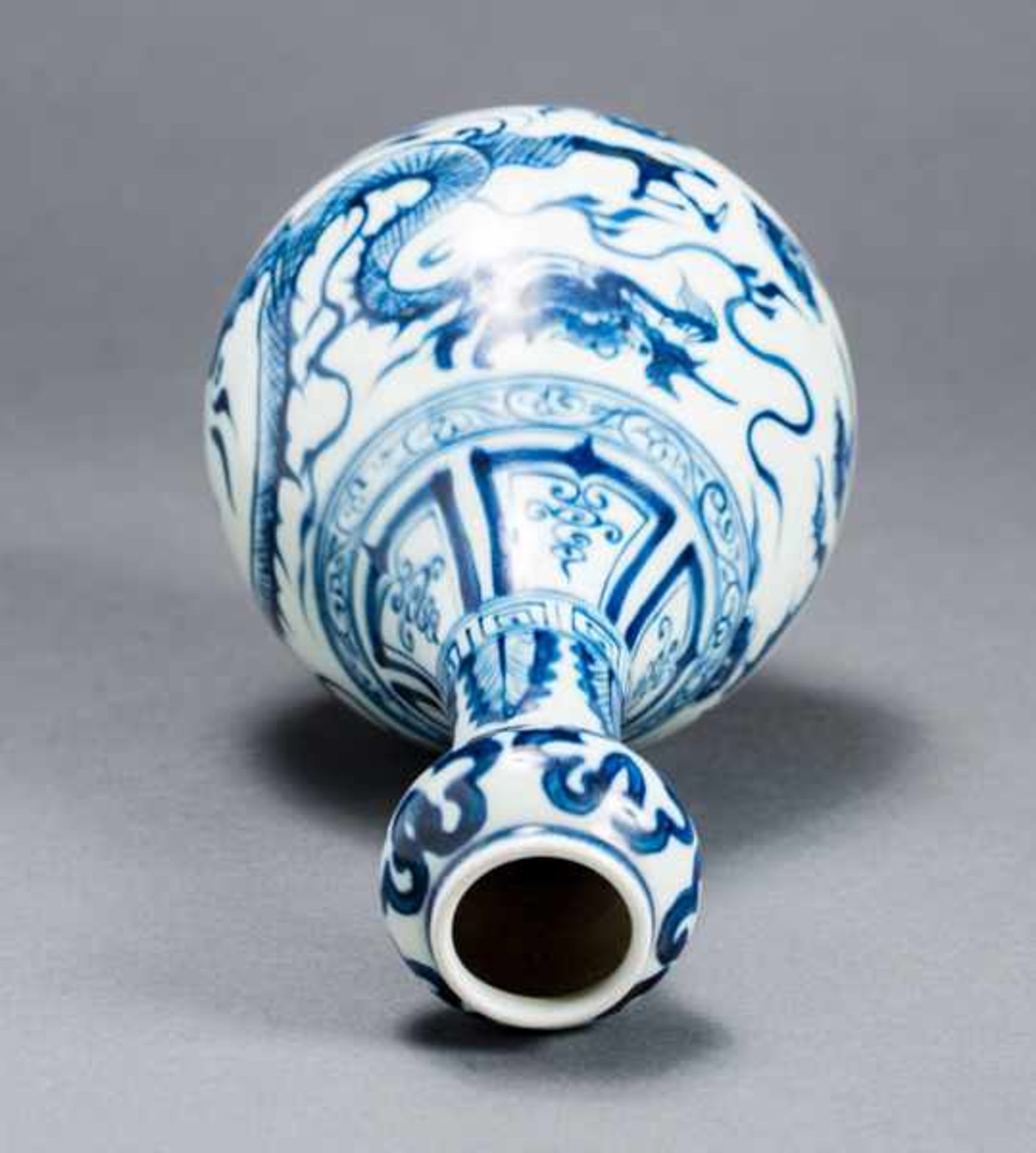 VASE WITH FIERY DRAGON Porcelain with blue underglaze. China, 祥龍蒜頭瓶Very furiously painted, three- - Image 4 of 5
