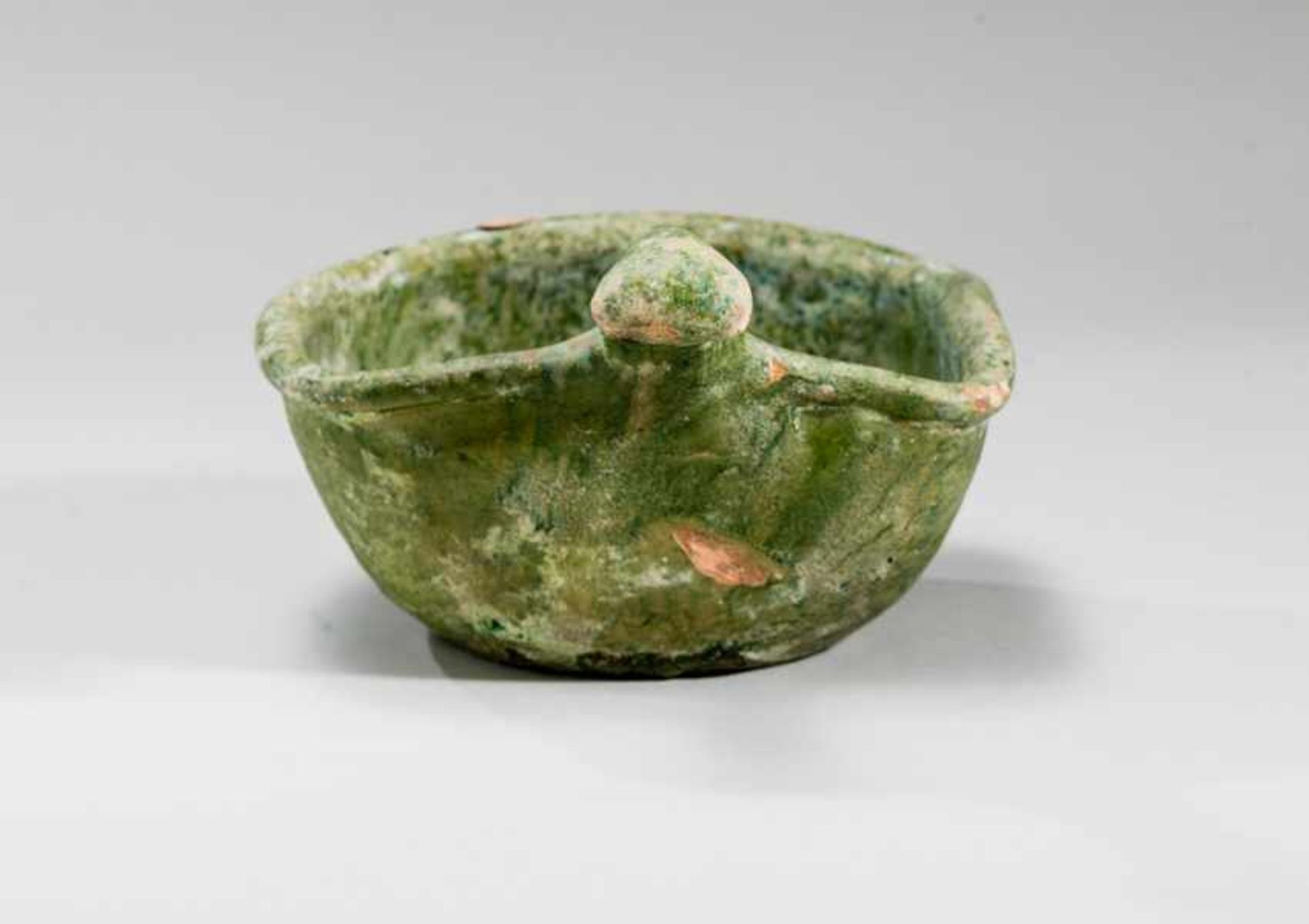VESSEL WITH HANDLE Glazed ceramic. China, Han dynasty (206 BCE - 220 CE)帶柄容器A - though simple - - Image 3 of 5