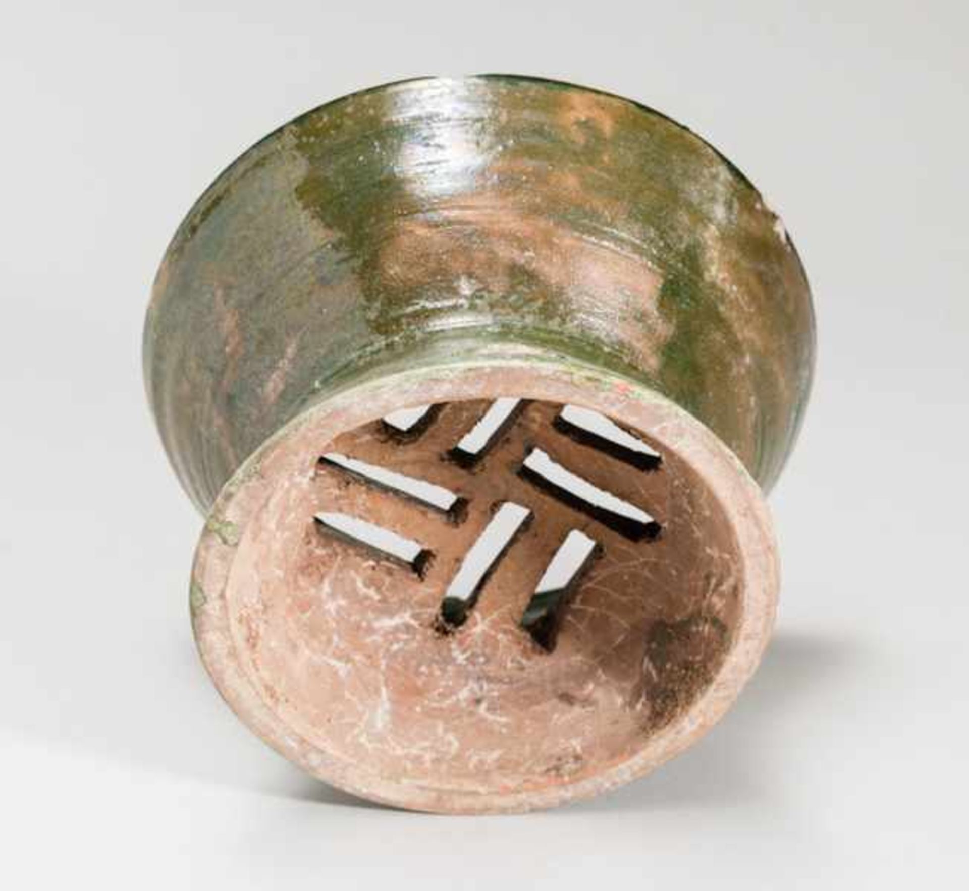 COOKING VESSEL Glazed ceramic. China, Han dynasty (206 BCE - 220 CE)炊具This type of vessel was used - Bild 4 aus 4