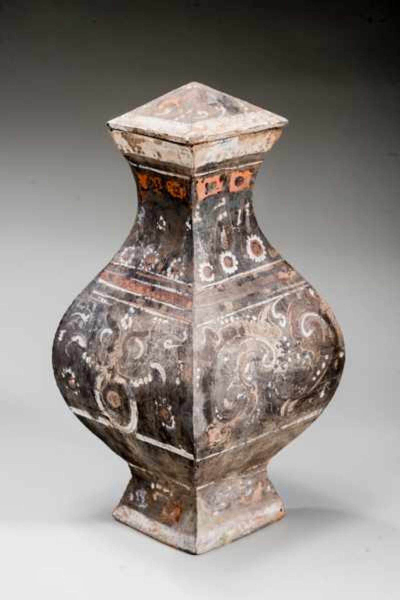 WINE VESSEL IN THE FORM OF A FANG-HU Terracotta with original painting. China, Western Han - Image 3 of 5