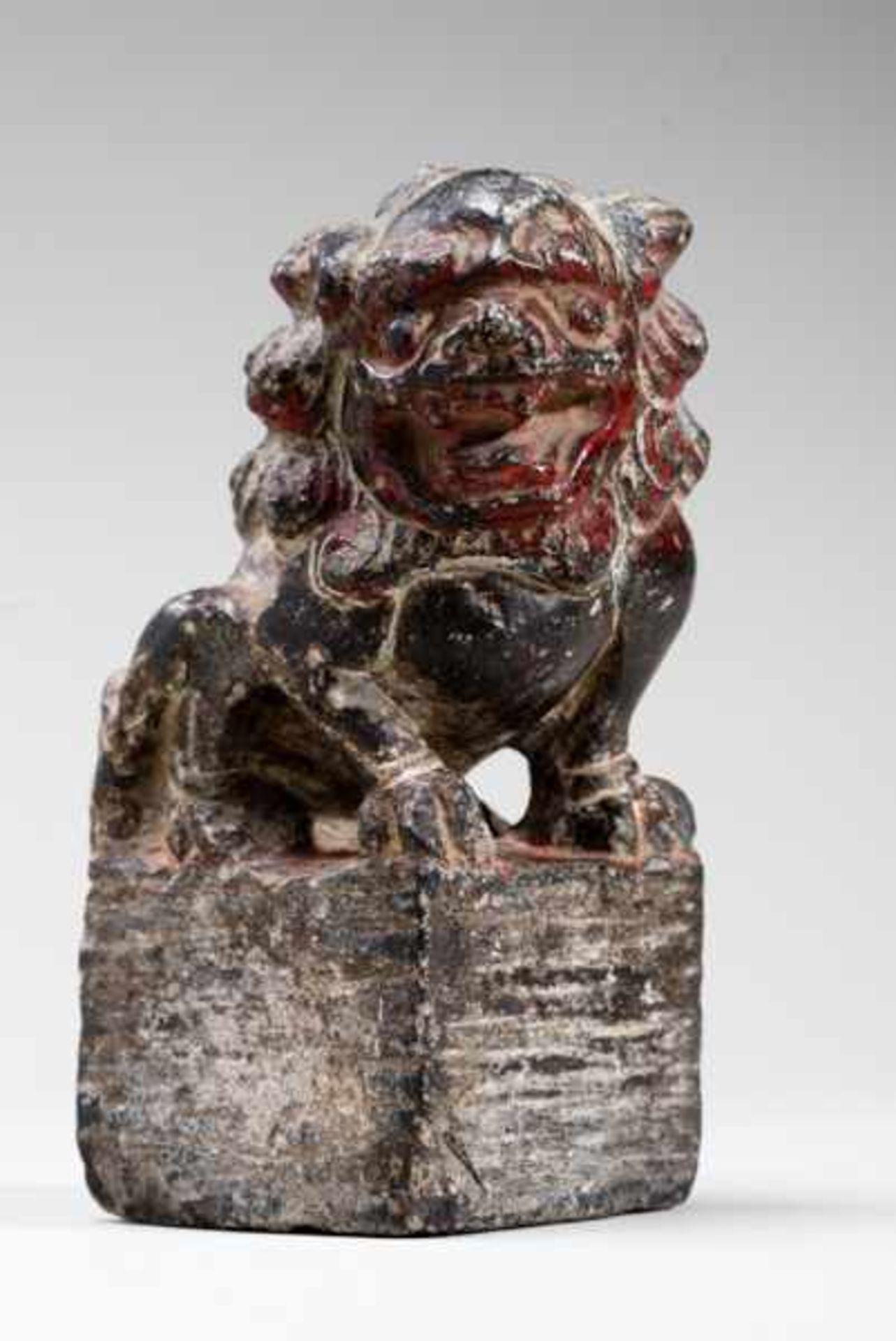 SITTING LION-DOG Stone. China, Ming dynasty (1368-1644)獅毛狗坐像A small sculpture full of character - Image 2 of 5