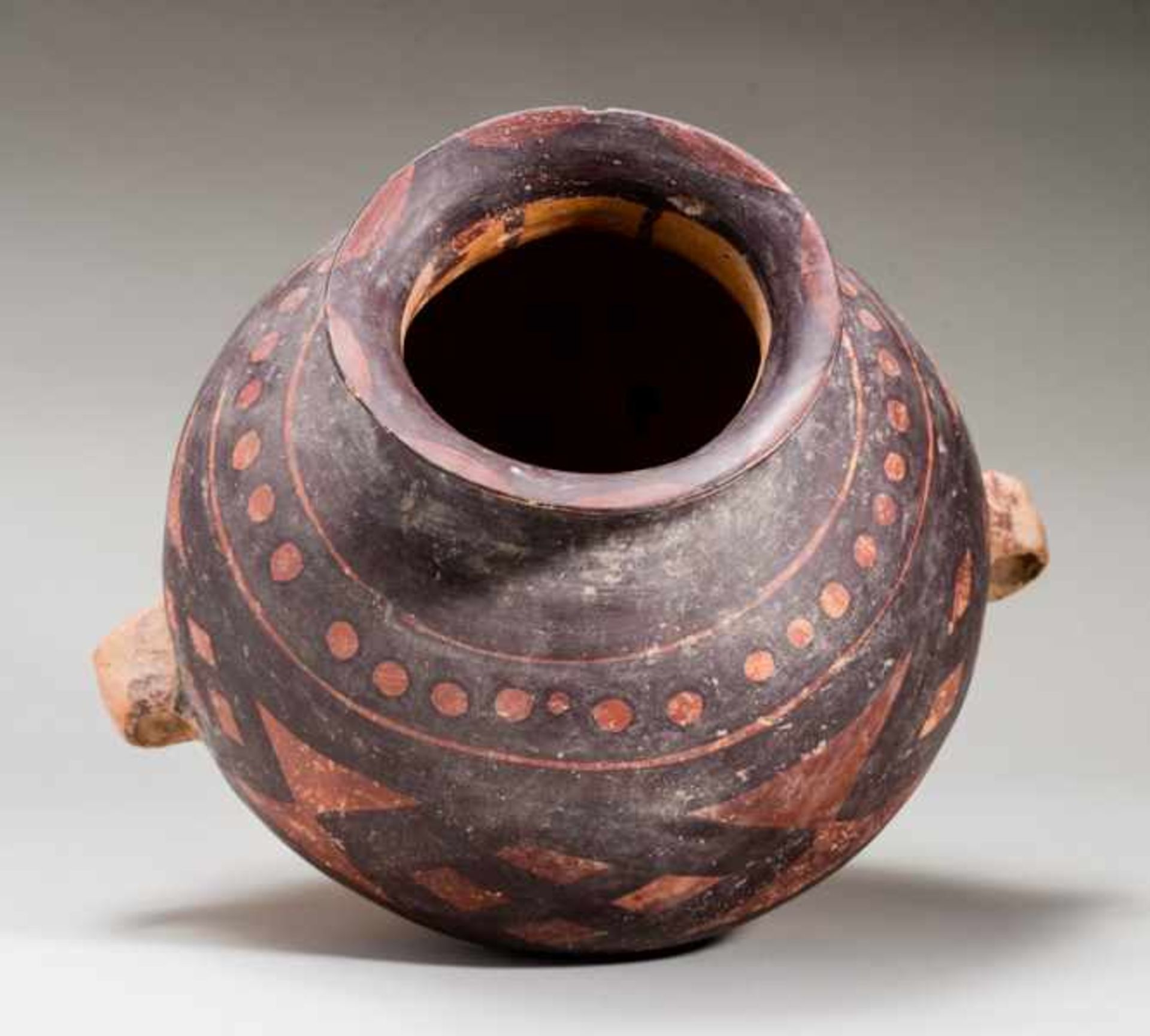 LARGE VESSEL Terracotta with original painting. China, Yangshaoculture, Majiayao, 4th - 3rd - Image 5 of 6