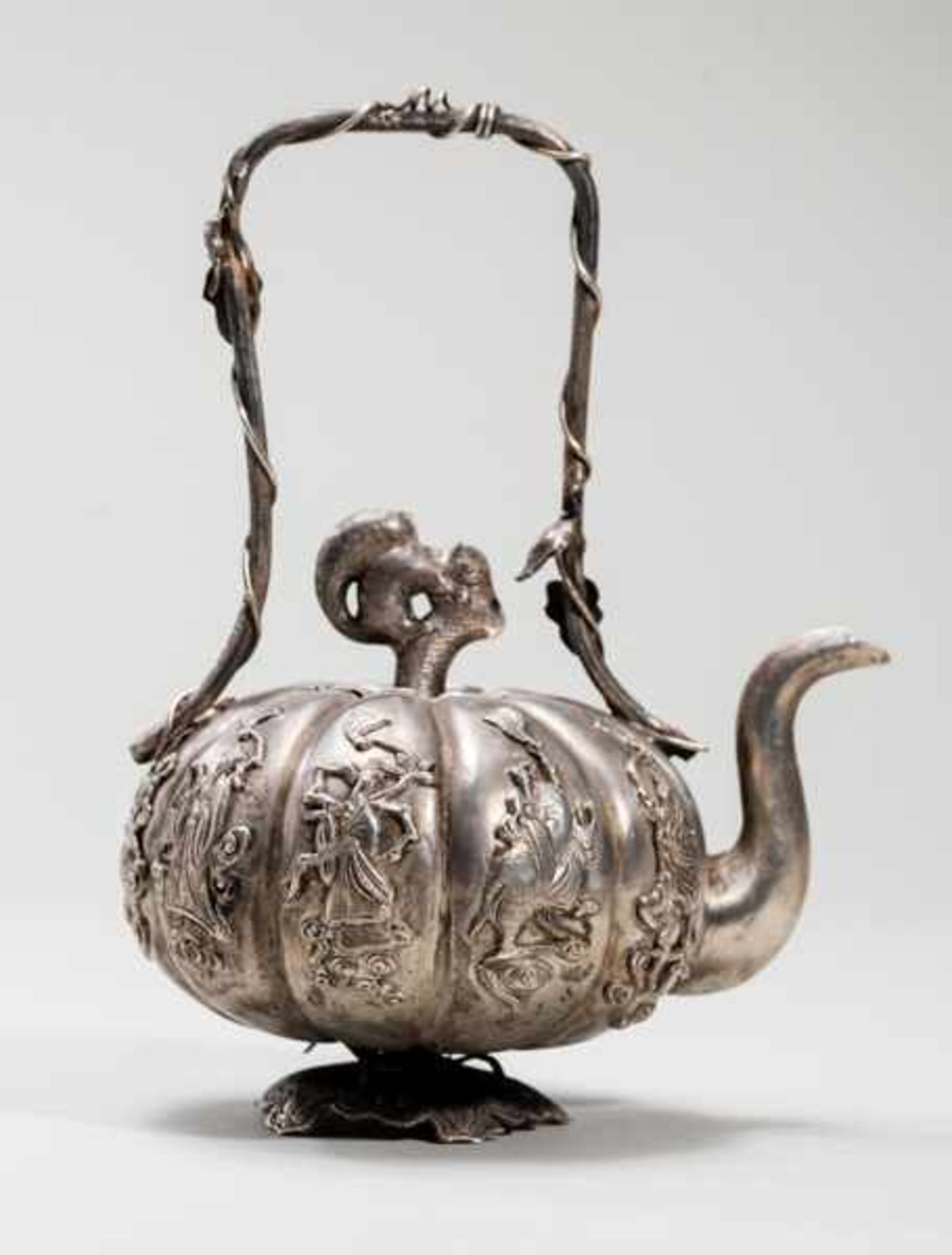 TEAPOT WITH IMMORTALS Silver. China, late Qing dynasty(1644-1912)南瓜形執壺Ribbed gourd form, tall, - Bild 4 aus 7