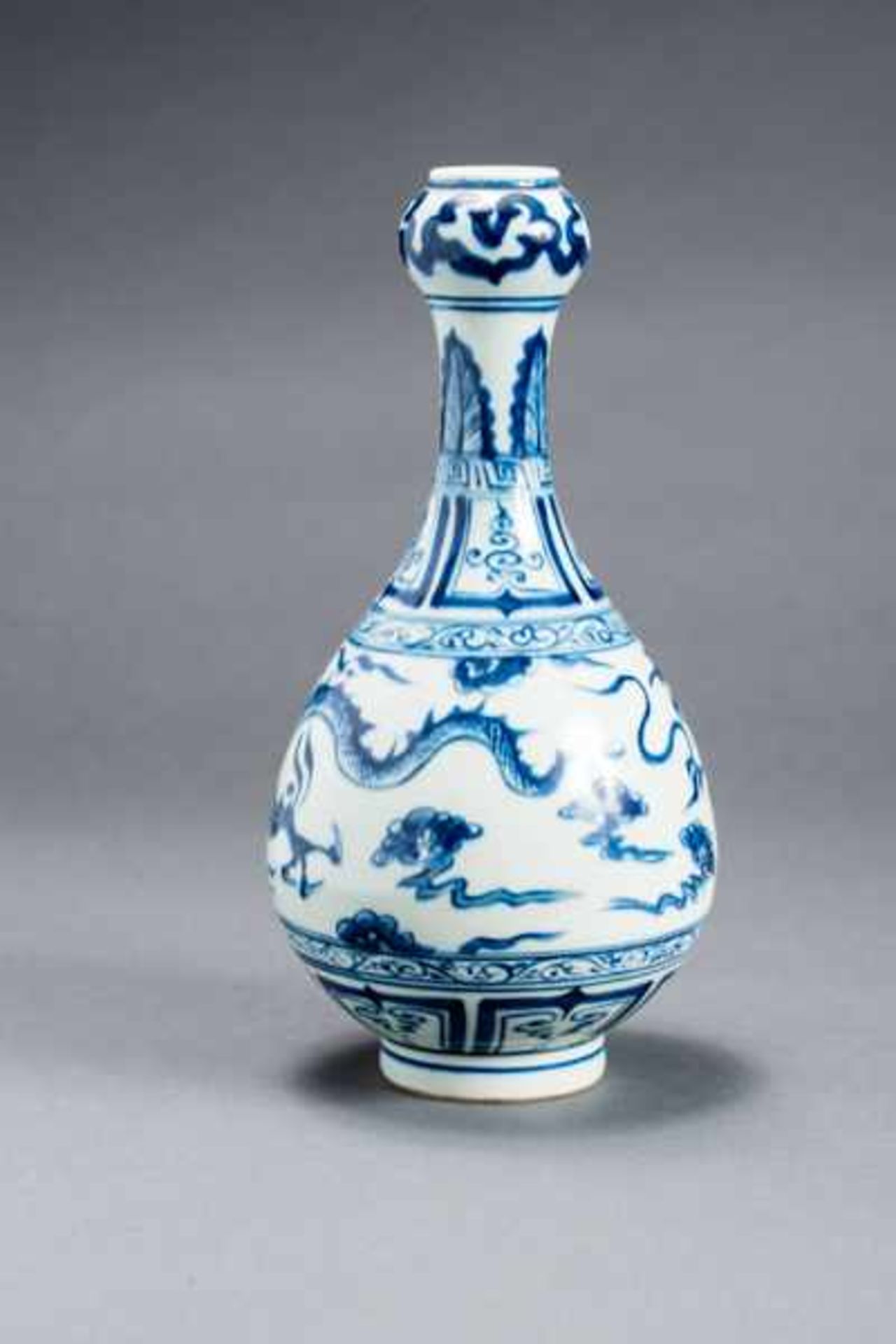 VASE WITH FIERY DRAGON Porcelain with blue underglaze. China, 祥龍蒜頭瓶Very furiously painted, three- - Image 3 of 5