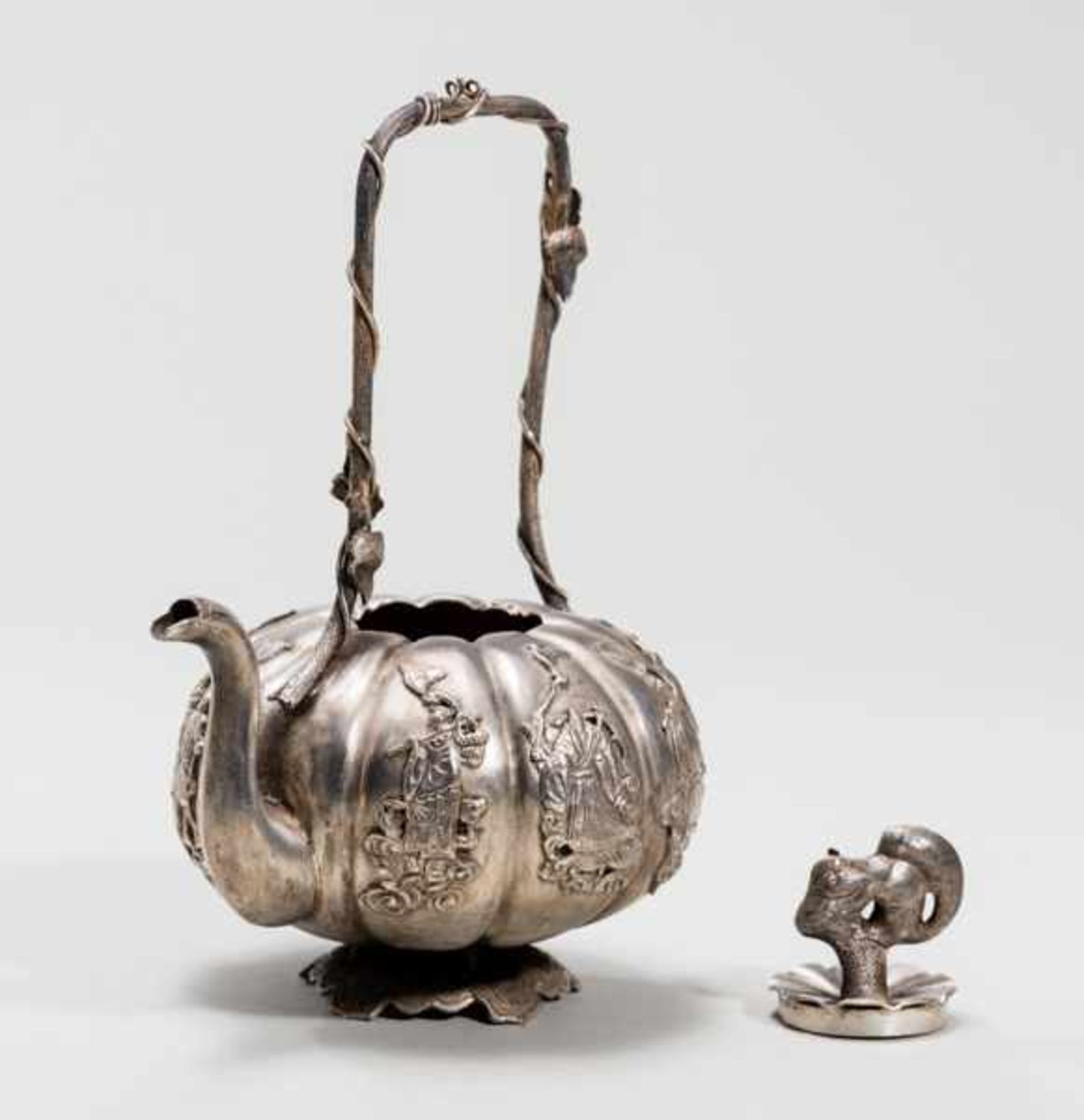 TEAPOT WITH IMMORTALS Silver. China, late Qing dynasty(1644-1912)南瓜形執壺Ribbed gourd form, tall, - Bild 7 aus 7