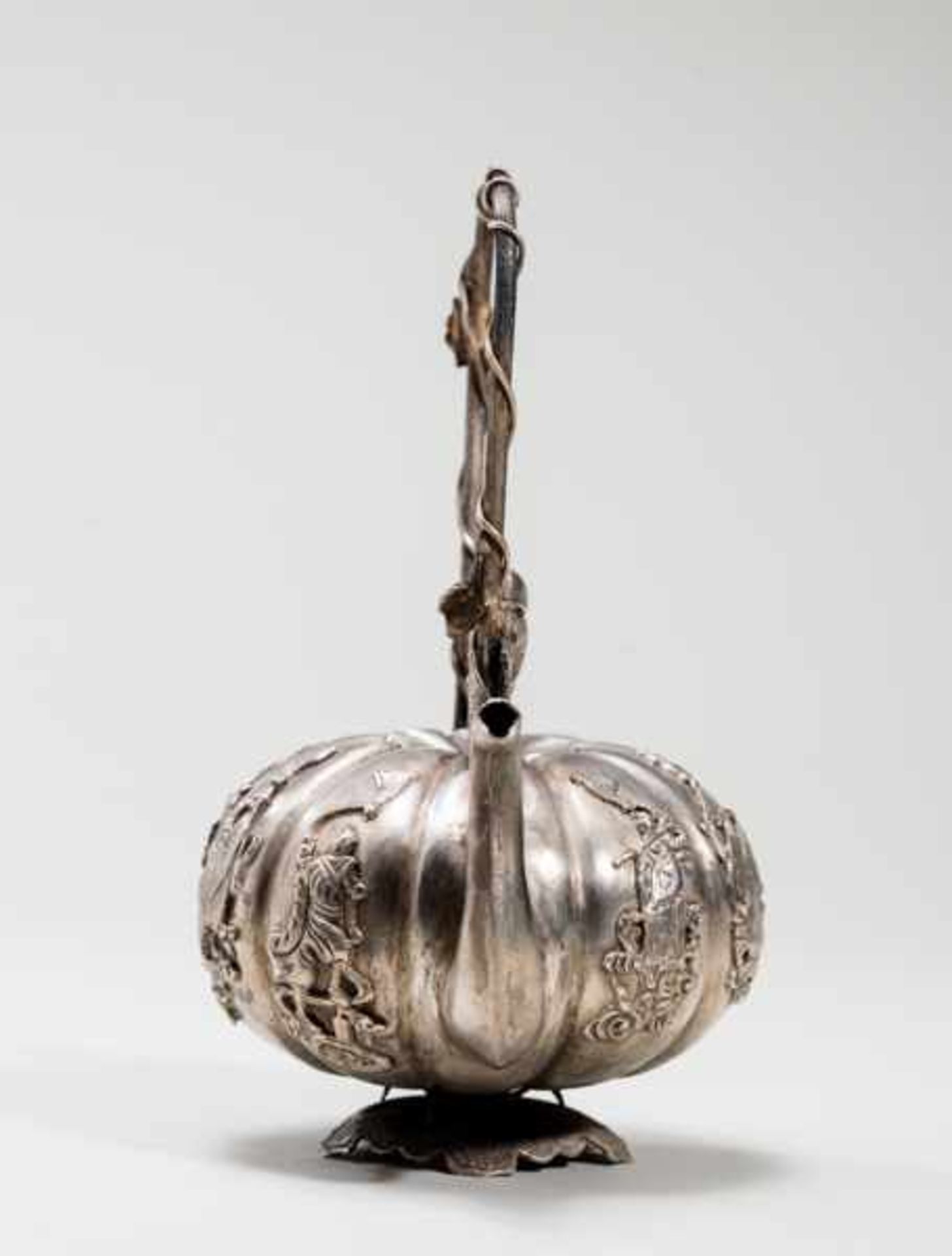 TEAPOT WITH IMMORTALS Silver. China, late Qing dynasty(1644-1912)南瓜形執壺Ribbed gourd form, tall, - Bild 2 aus 7