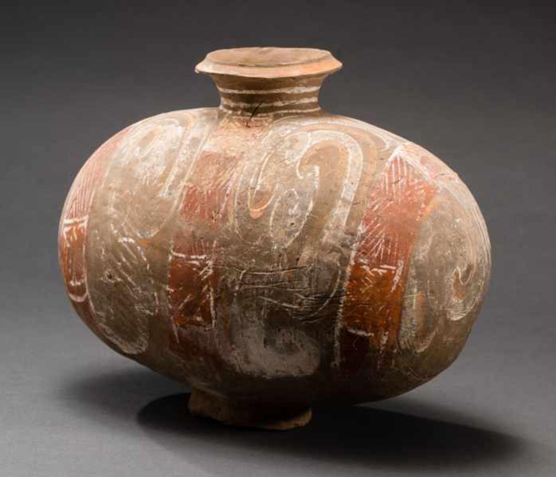 COCOON JAR WITH ORIGINAL PAINTING Terracotta with original painting. China, WesternHan-Dynasty ( - Image 4 of 6