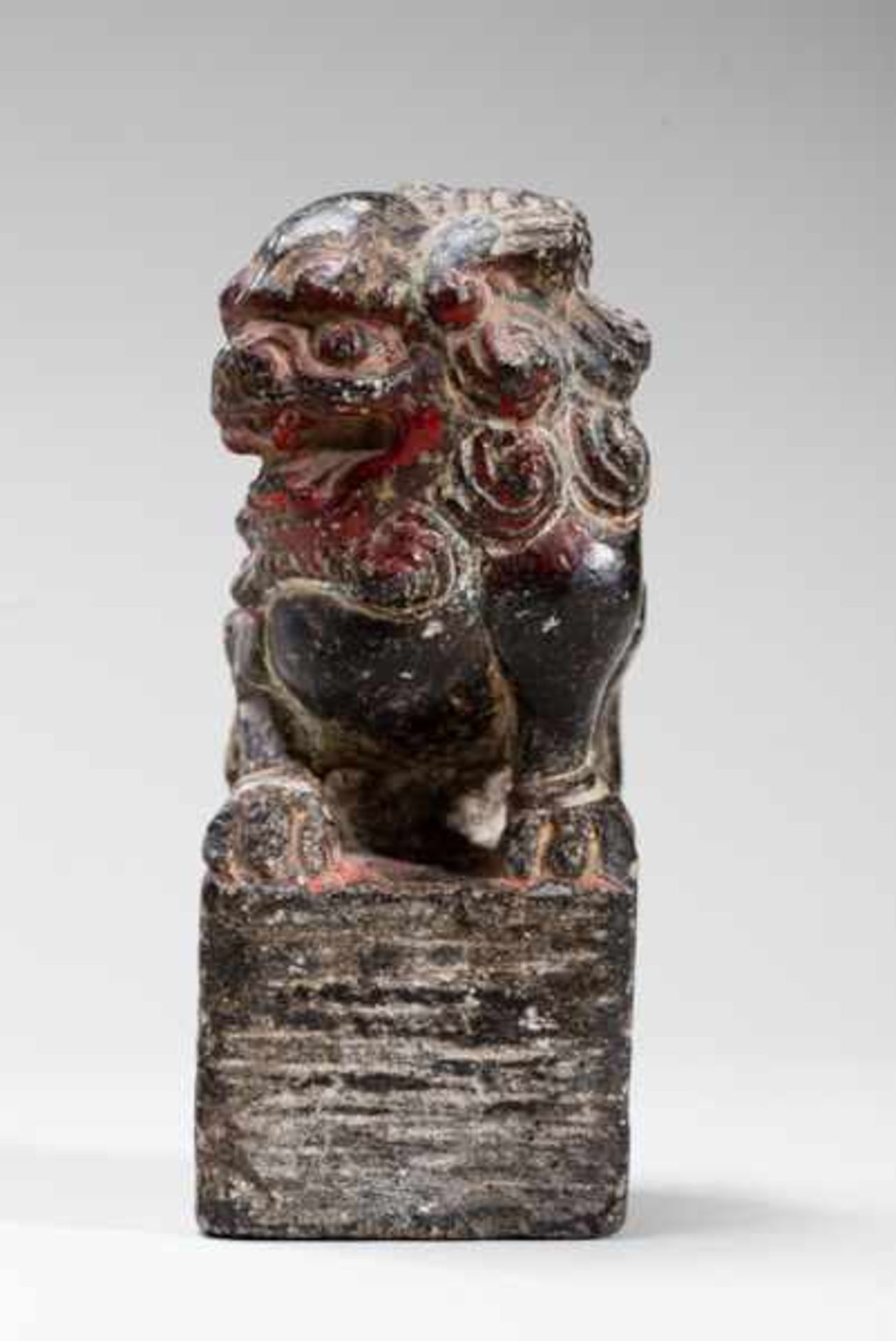 SITTING LION-DOG Stone. China, Ming dynasty (1368-1644)獅毛狗坐像A small sculpture full of character - Image 3 of 5