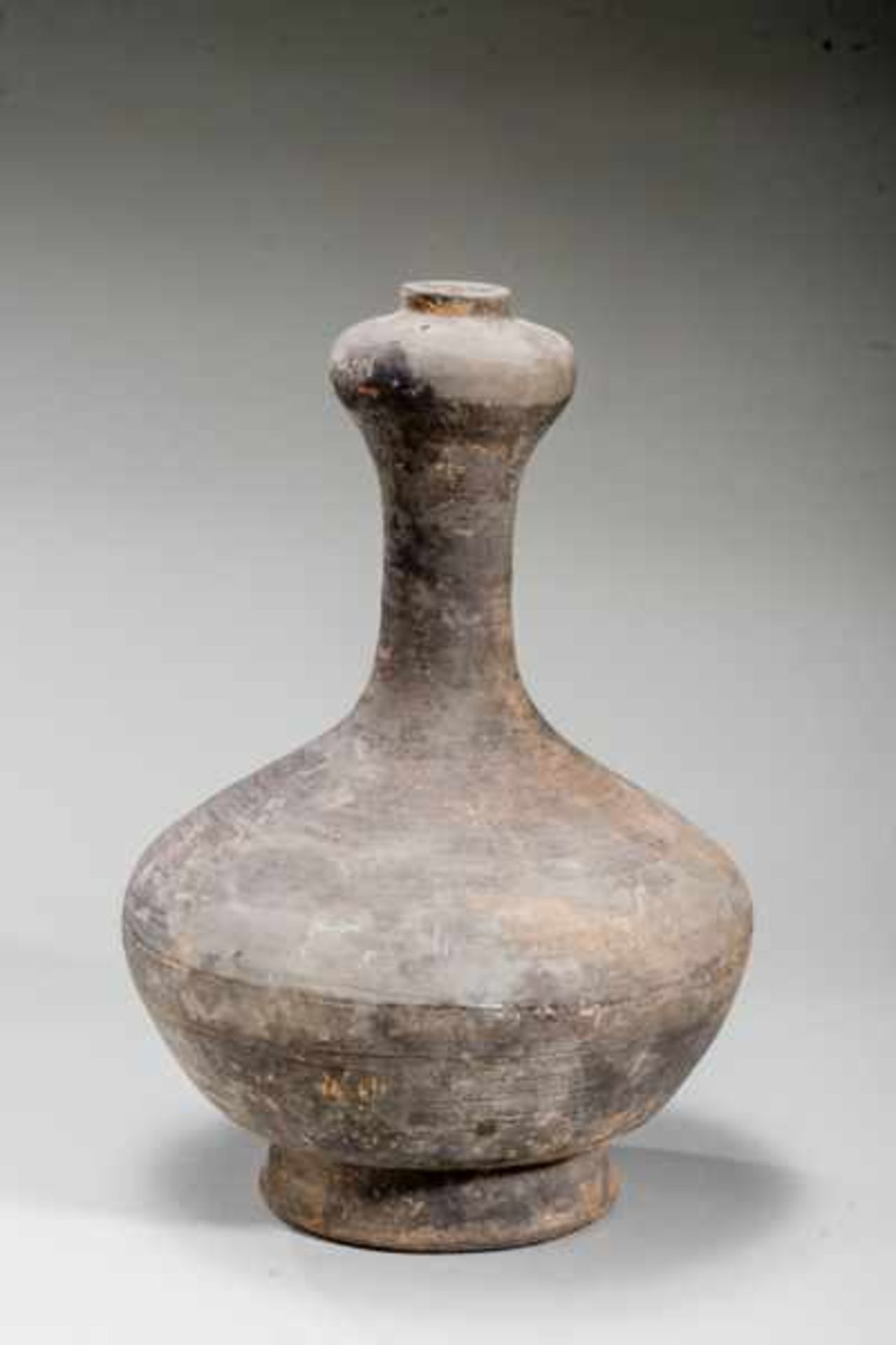 VASE Terracotta with remnants oforiginal painting. China, Handynasty (206 BCE - 220 CE)陶瓶This vase