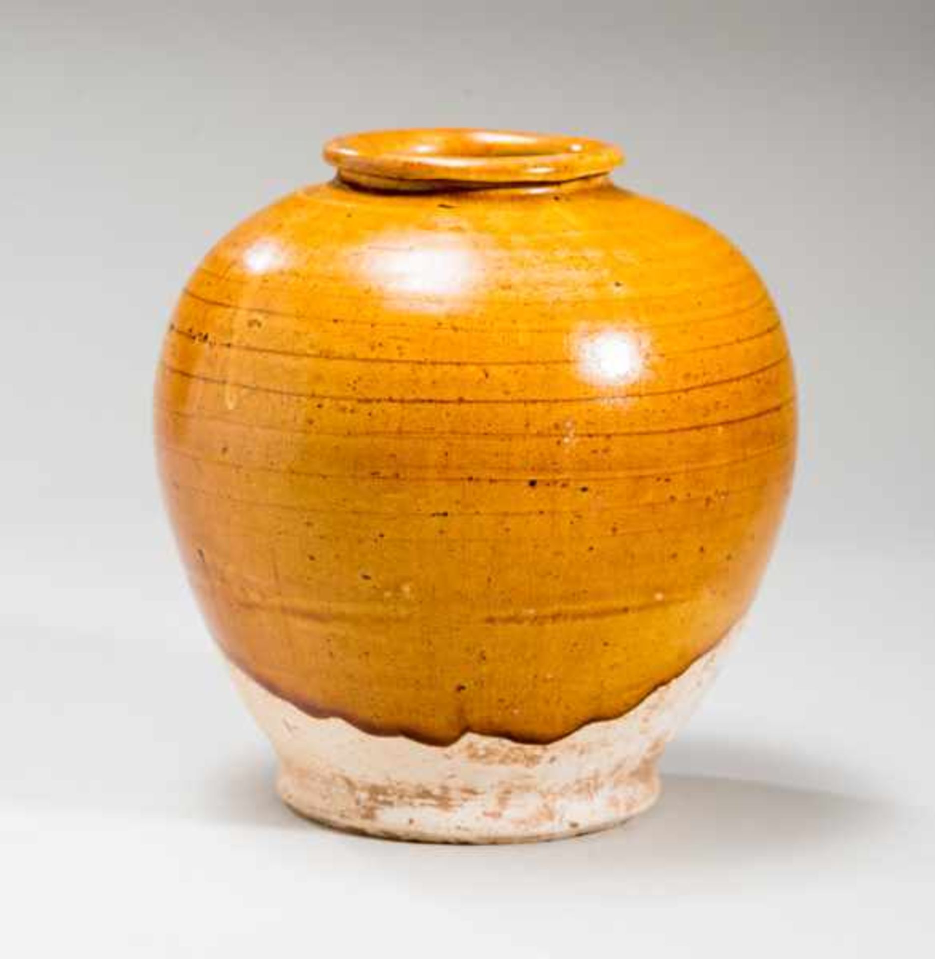 POT Glazed ceramic. China, Tang dynasty (618 - 907)陶罐Flared, flat and unglazed foot. Atop the - Bild 3 aus 5