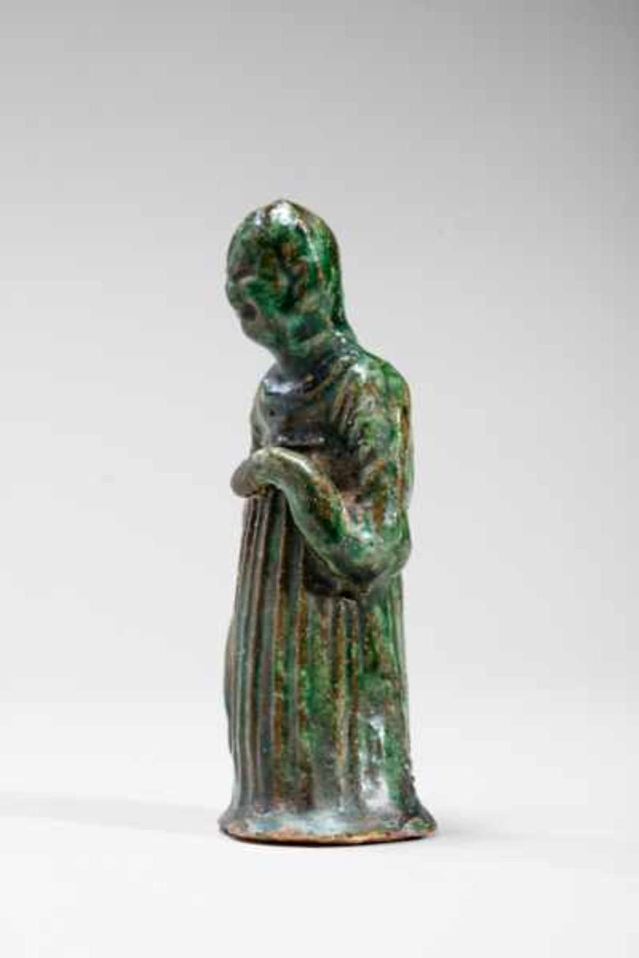 SMALL COUR TLY LADY Glazed ceramic. China, Han dynasty (206 BCE - 220 CE)小型陶婦A rare, deep-green - Image 3 of 5