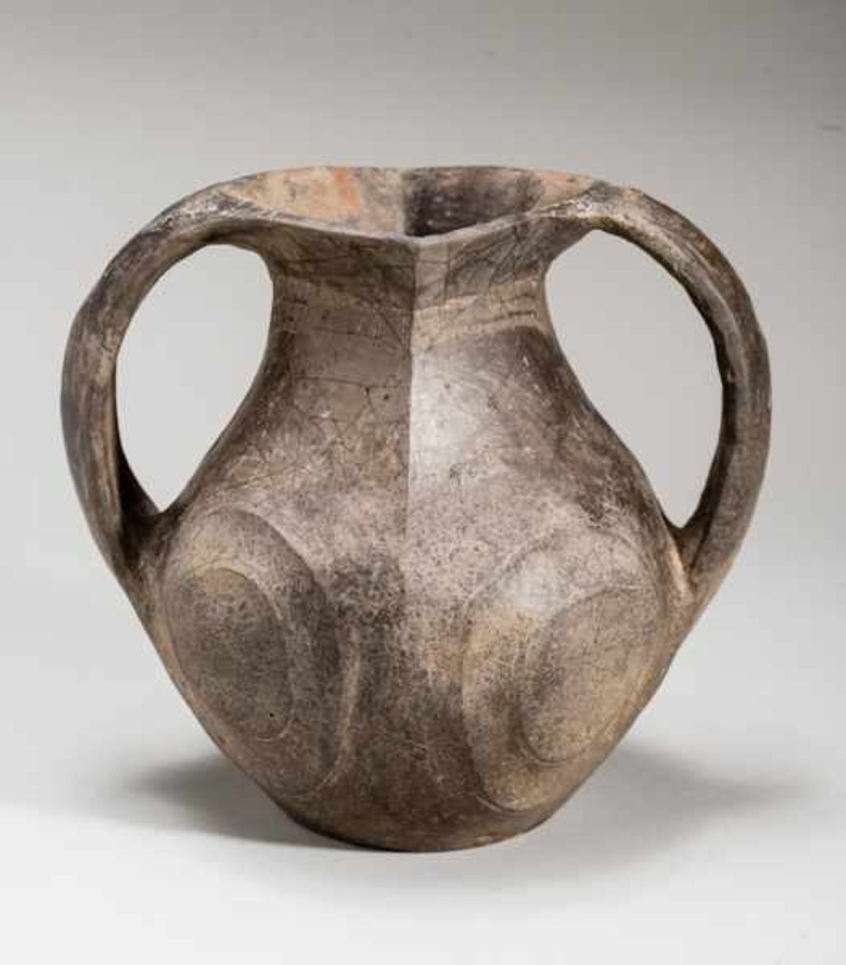 BLACK AMPHORA Fired ceramic. China, Western Han dynasty (206 BCE - 9 CE)雙耳黑陶罐A perfectly preserved