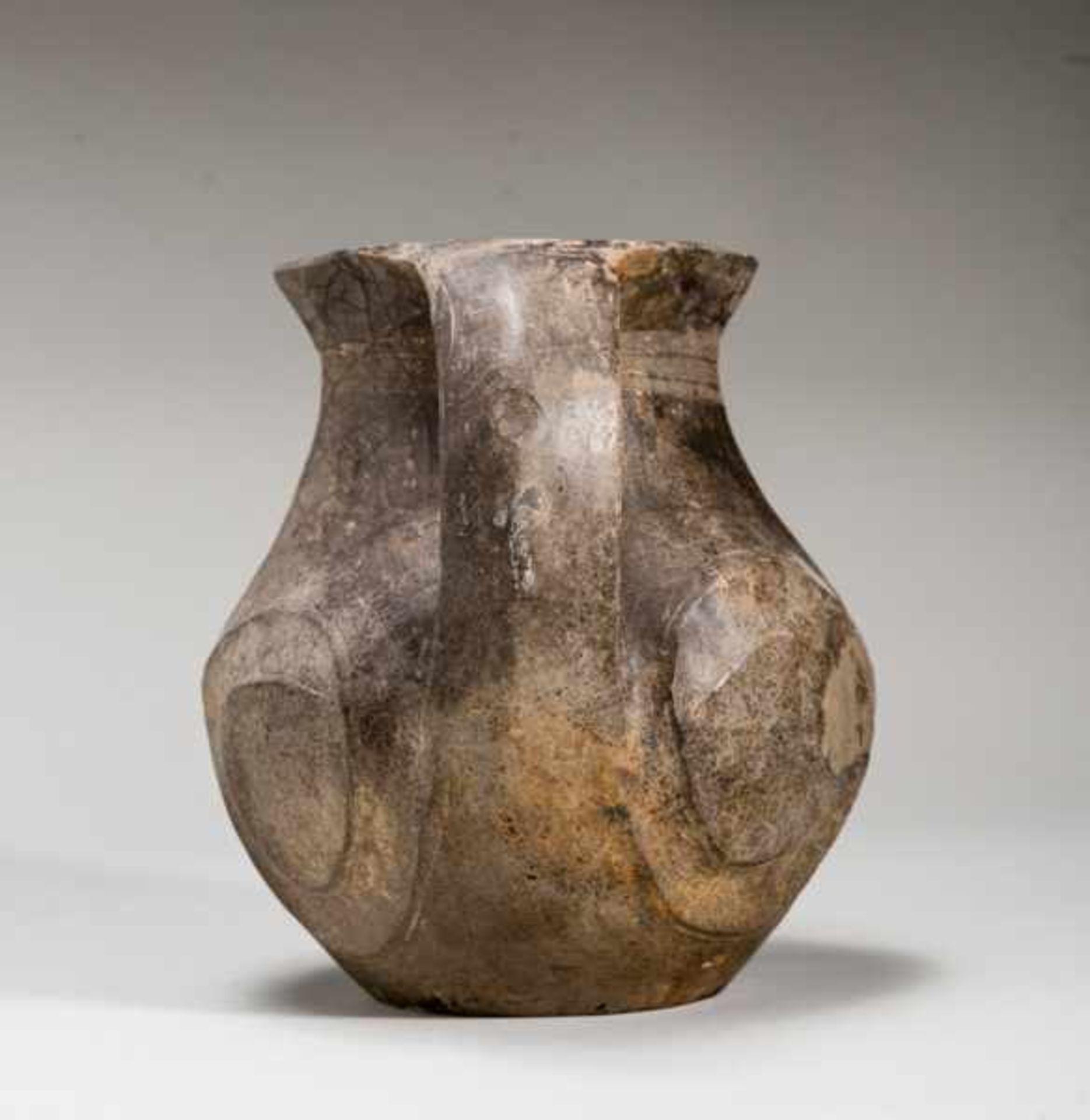 BLACK AMPHORA Fired ceramic. China, Western Han dynasty (206 BCE - 9 CE)雙耳黑陶罐A perfectly preserved - Image 2 of 5