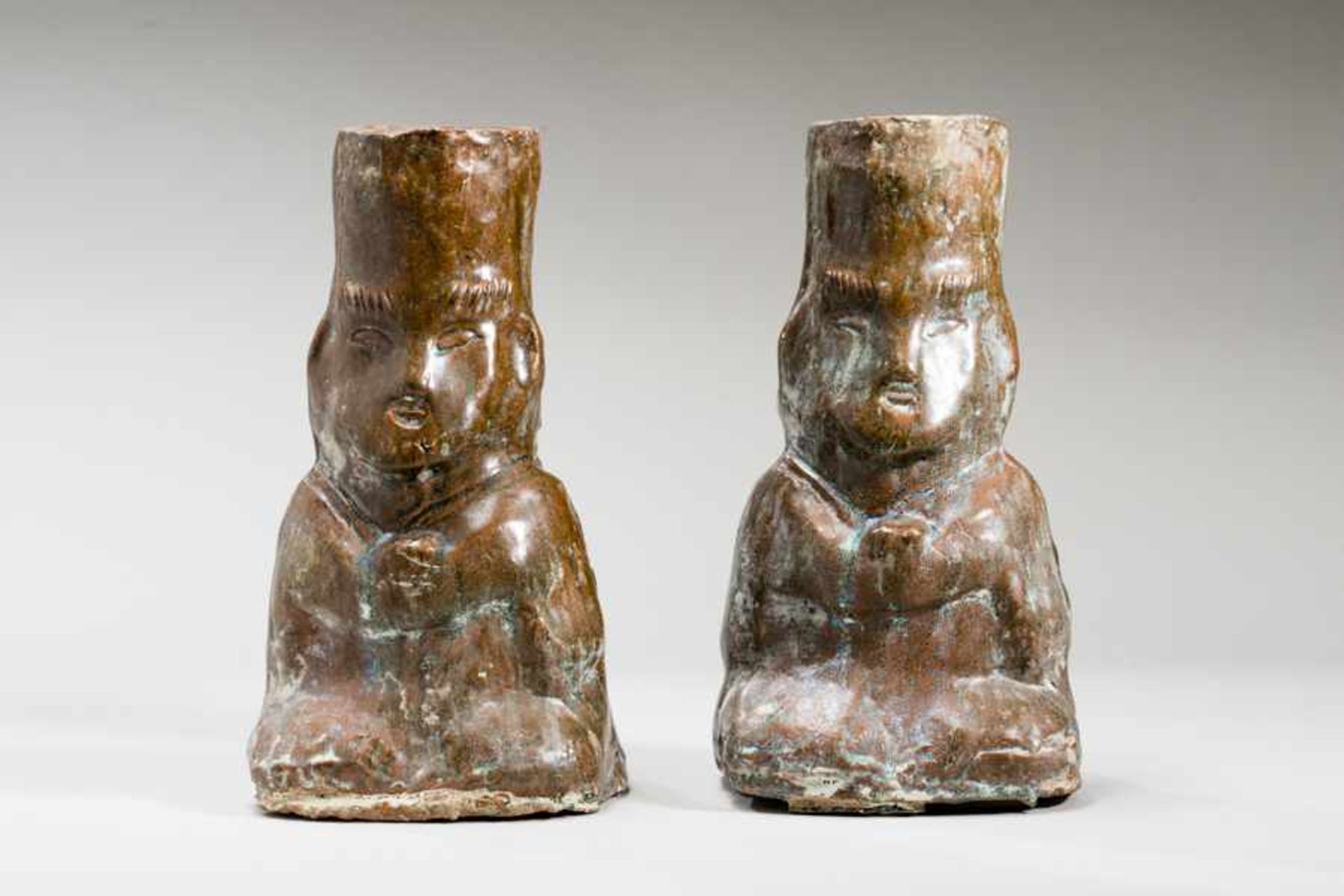 PAIR OF FIGURE-SHAPED OIL LAMPS (DIVINITIES?) Glazed ceramic. China, Eastern Han dynasty(25 - 220