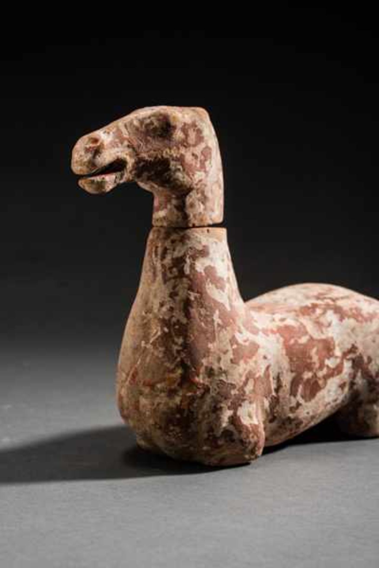 HORSE SCULPTURE Terracotta with remnants of original painting. China, WesternHan dynasty (206 - Bild 4 aus 5