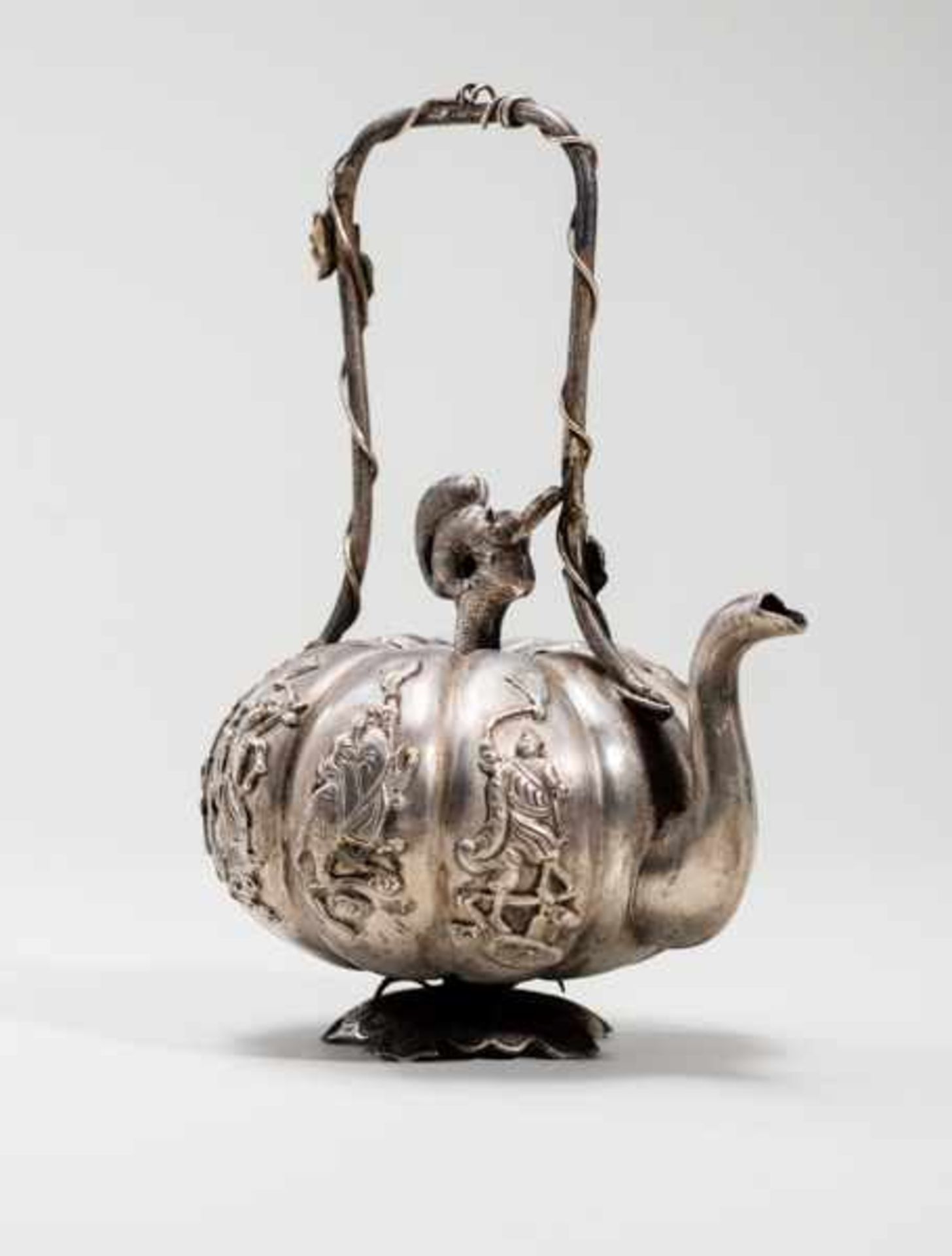TEAPOT WITH IMMORTALS Silver. China, late Qing dynasty(1644-1912)南瓜形執壺Ribbed gourd form, tall, - Bild 3 aus 7