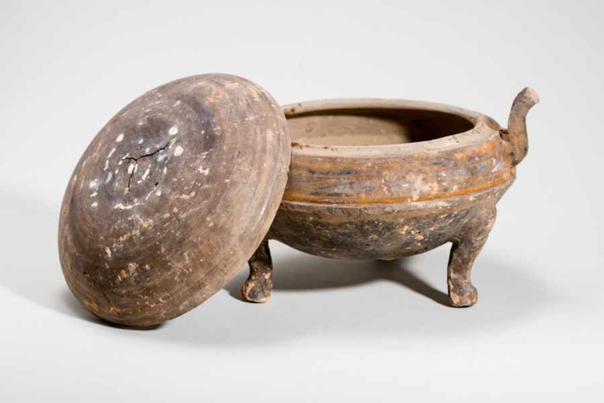 TRIPOD VESSEL WITH LID Terracotta with remnants of original painting. China, Western Han dynasty ( - Image 4 of 5