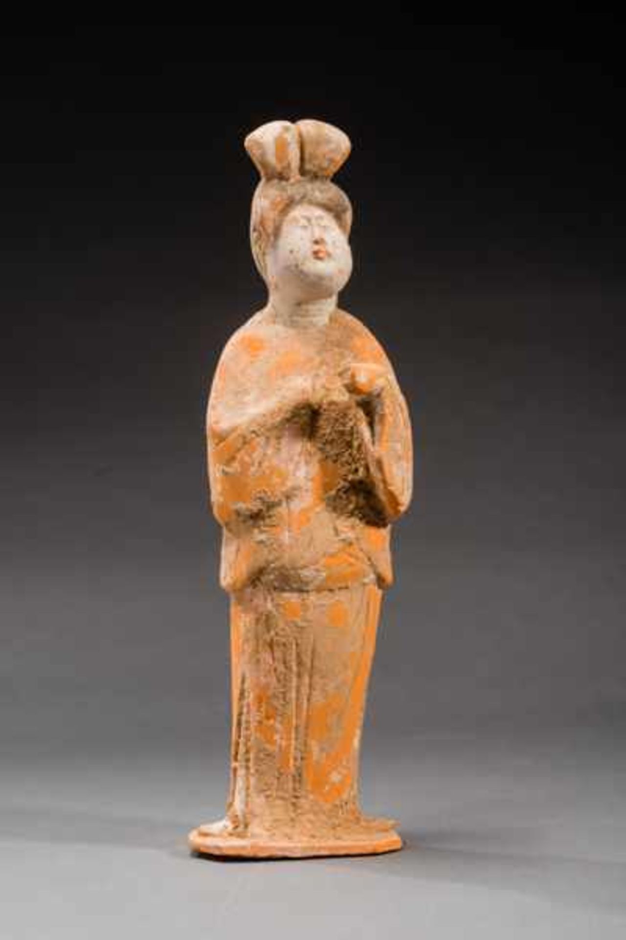 COURTLY LADY Terracotta with remnants of originalpainting. China, Early Tang dynasty (618 - 907)