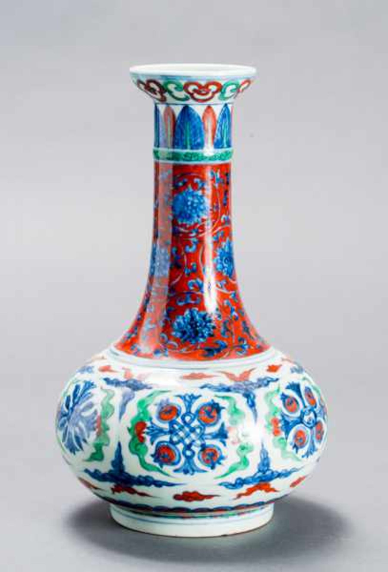 VASE WITH BLOSSOMS AND ENDLESS KNOT Porcelain with enamel painting. China, Ming-dynasty