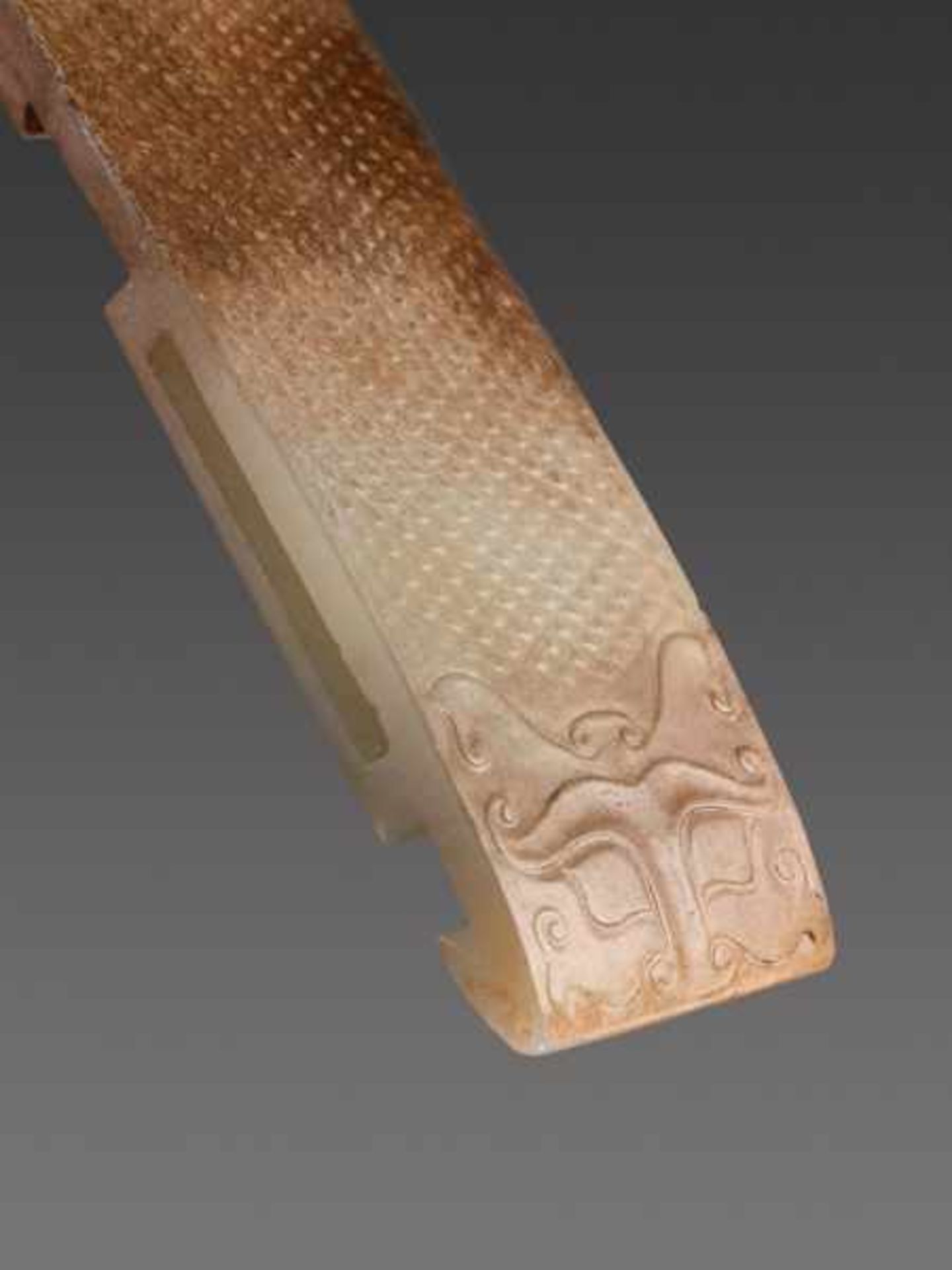 A LARGE SCABBARD SLIDE WITH TAOTIE MASK Jade. China, late Qing period, end of 19th, early 20th - Bild 3 aus 5