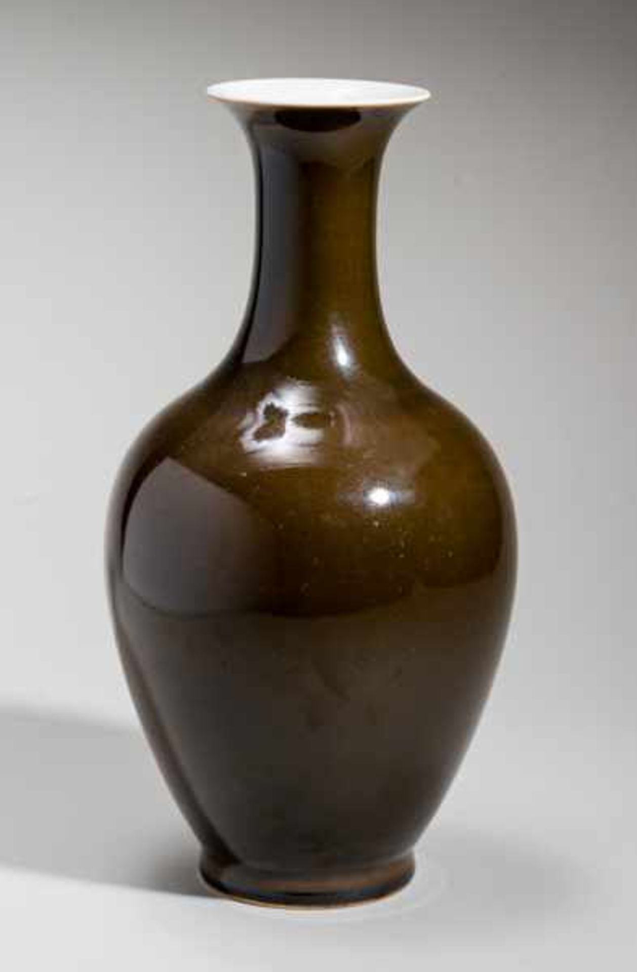 VASE (HU) WITH LONG NECK Porcelain. China, 高頸瓶Harmonious, hu-form vase with an ovoid body and long