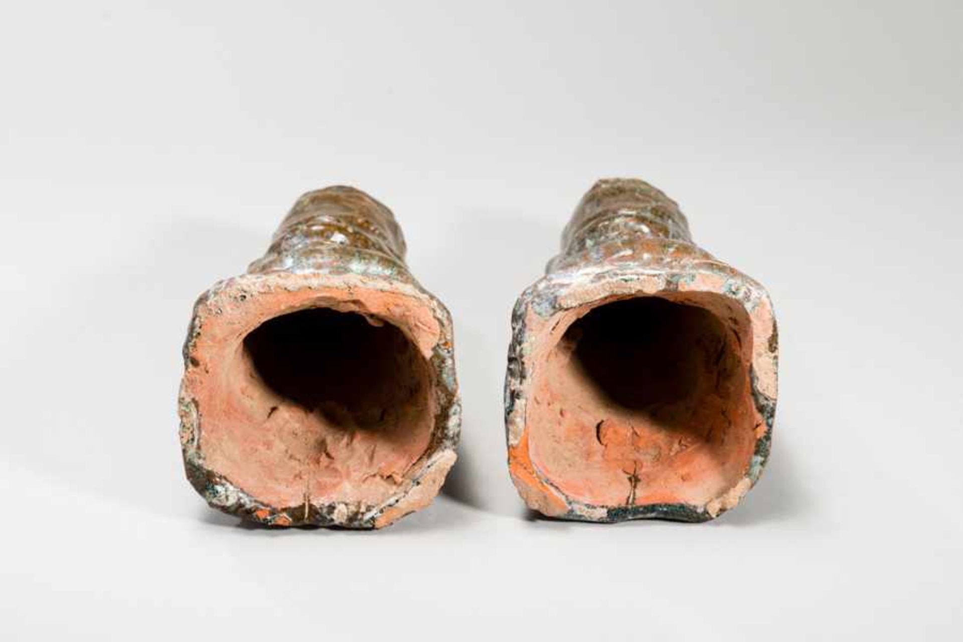 PAIR OF FIGURE-SHAPED OIL LAMPS (DIVINITIES?) Glazed ceramic. China, Eastern Han dynasty(25 - 220 - Image 5 of 5