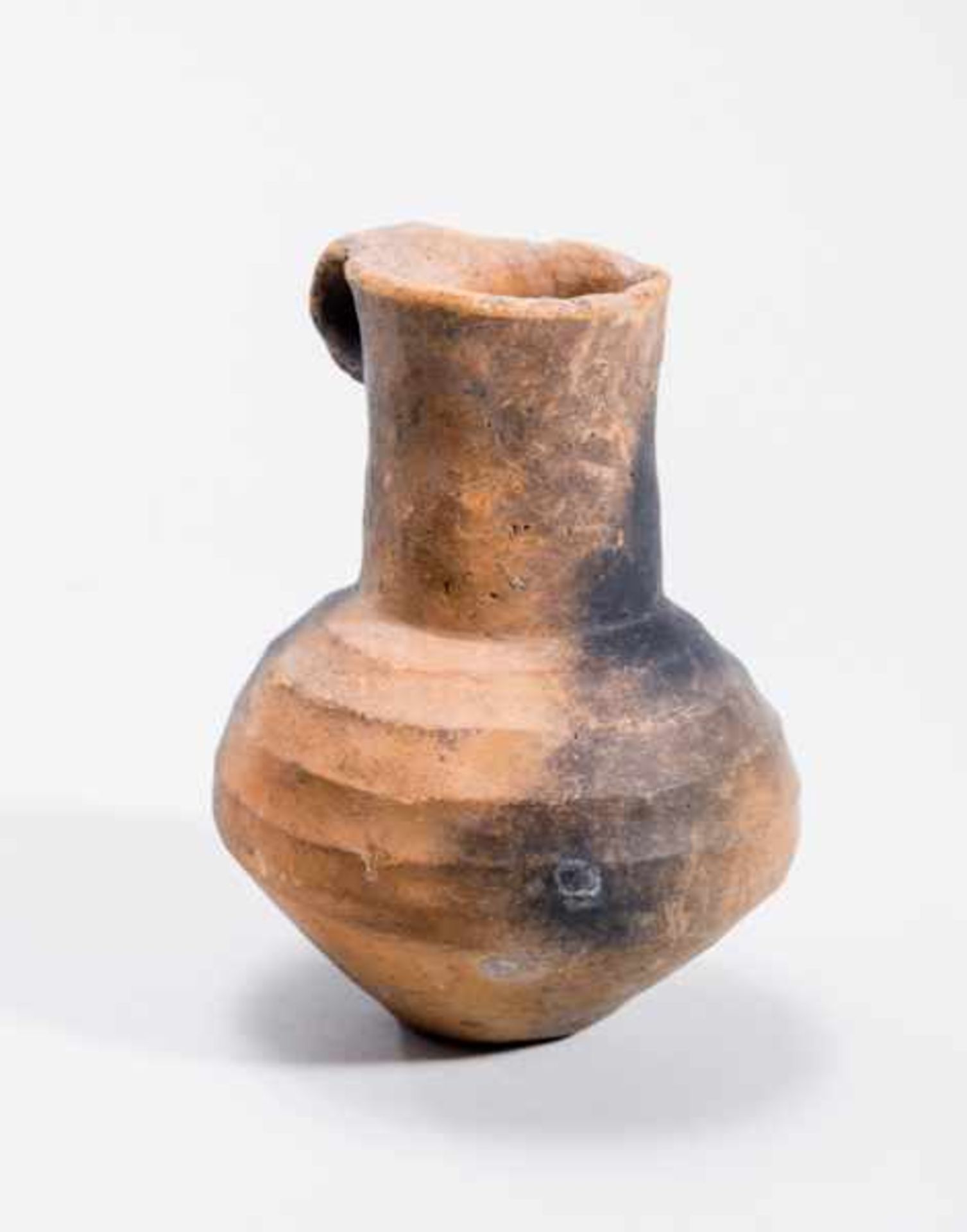 JUG Terracotta. China, Yangshao culture, Majiayao, Banshanstyle, ca. 2nd to 3rd millennium BCE - Image 4 of 5