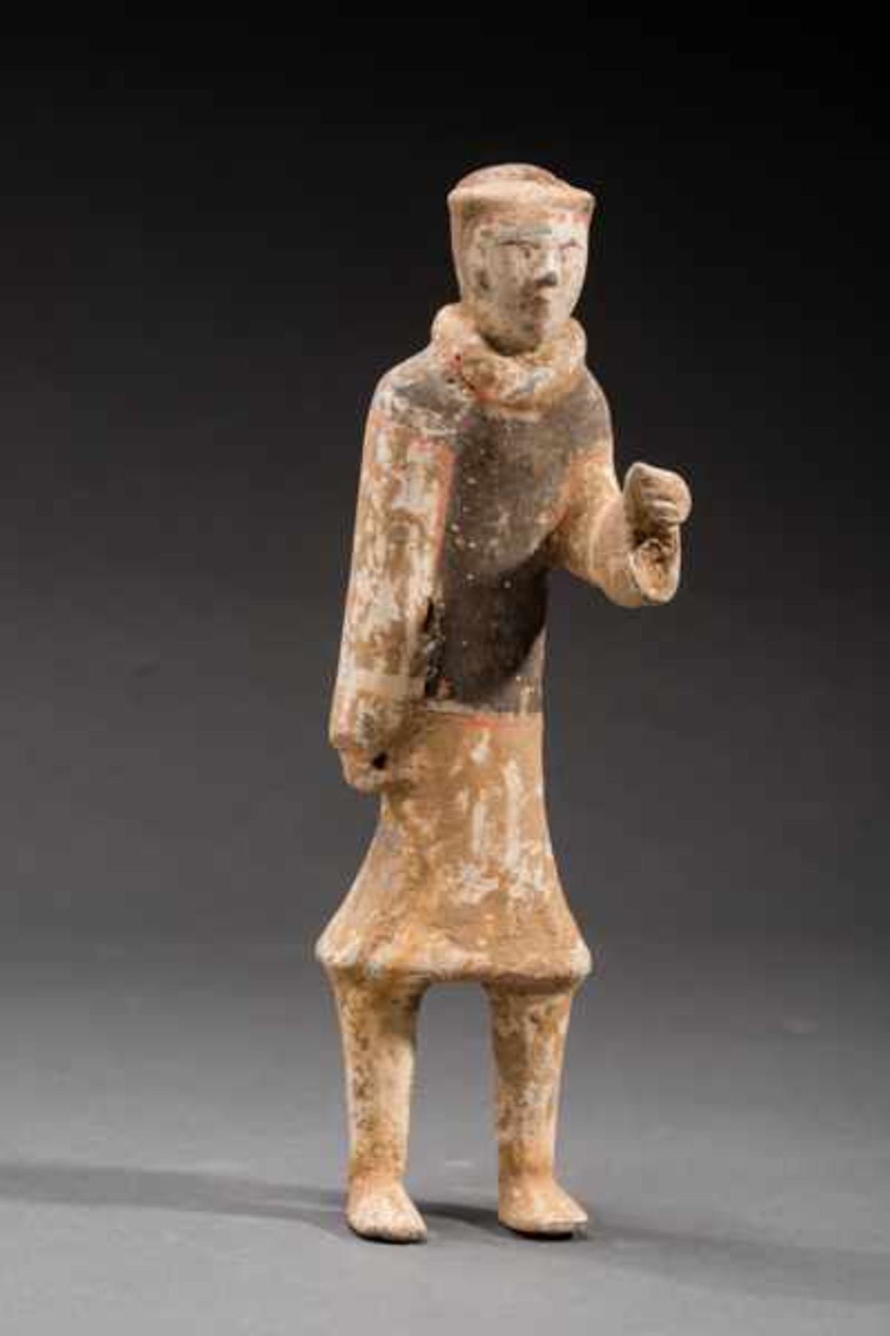SMALL GUARDSMAN Terracotta with remnants of originalpainting. China, Early Western Handynasty (3rd - Image 3 of 3