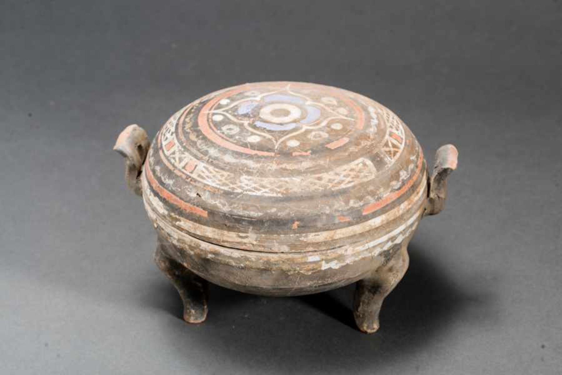 TRIPOD VESSEL WITH LID Terracotta with original painting. China, WesternHan dynasty (206 BCE - 9 - Bild 2 aus 5