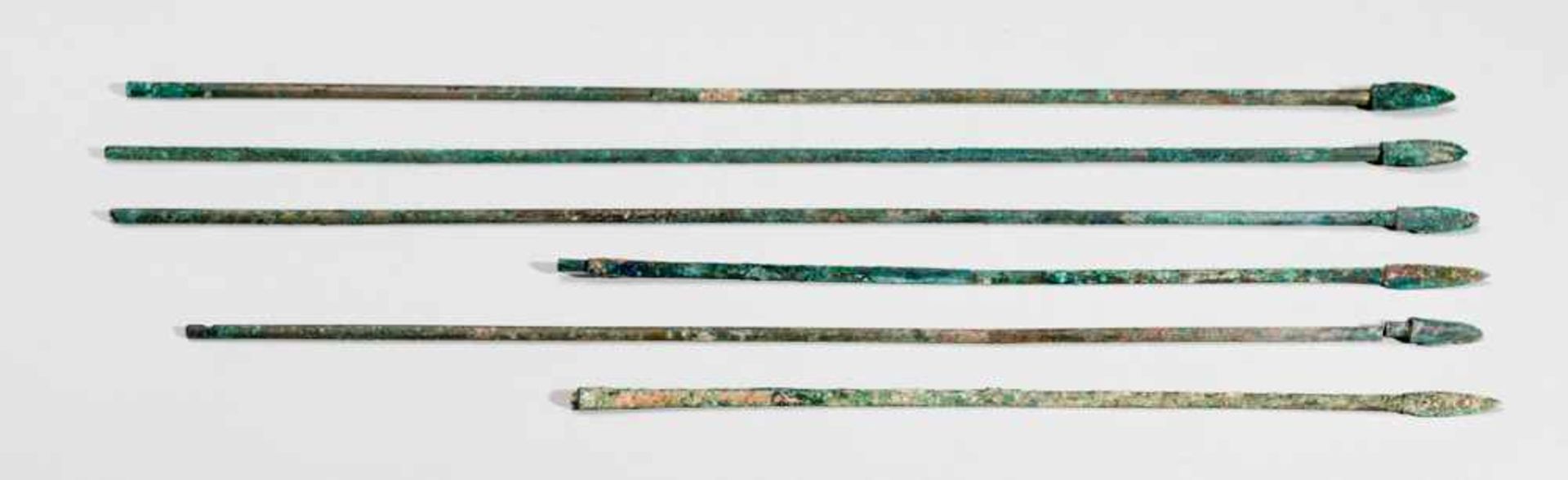 TWO SHORT AND THREE LONG ARROWS Bronze. China, presumably Handynasty, 206 BCE - 220 CE兩短一長箭LENGTH - Image 2 of 2