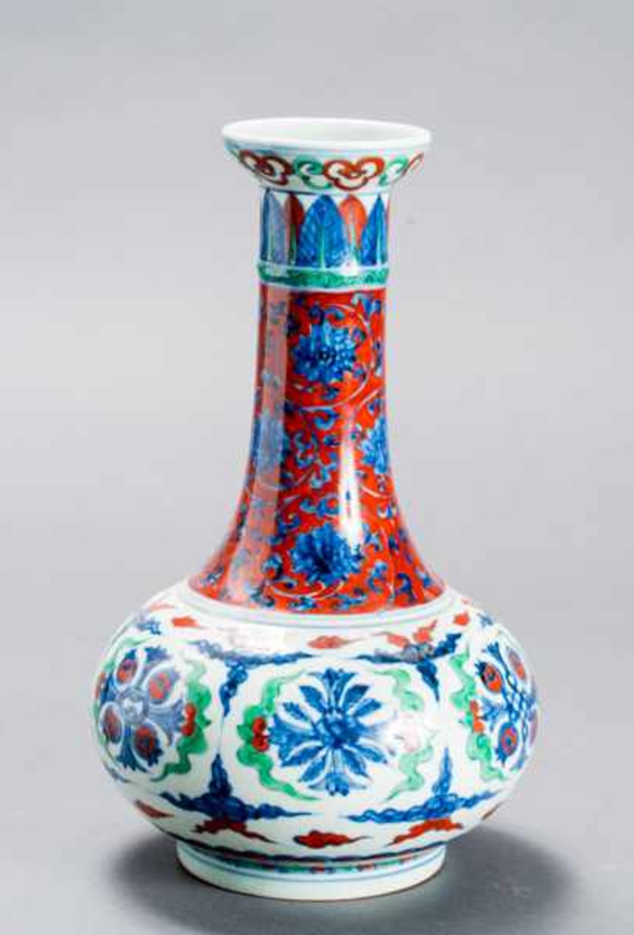 VASE WITH BLOSSOMS AND ENDLESS KNOT Porcelain with enamel painting. China, Ming-dynasty - Image 2 of 3