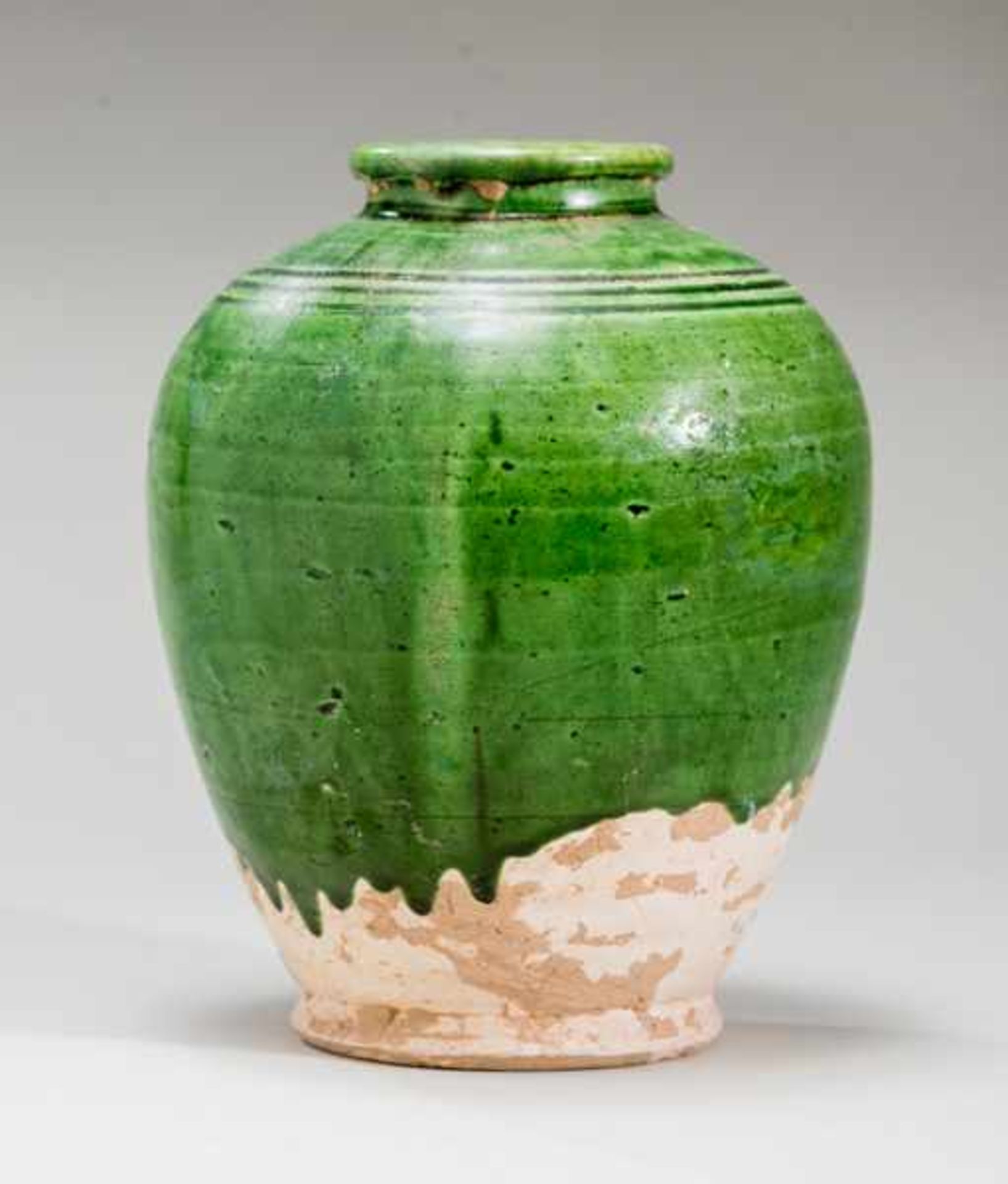 POT Glazed ceramic. China, Tang dynasty (618 - 907)陶罐With its flared, flat and unglazed foot, this