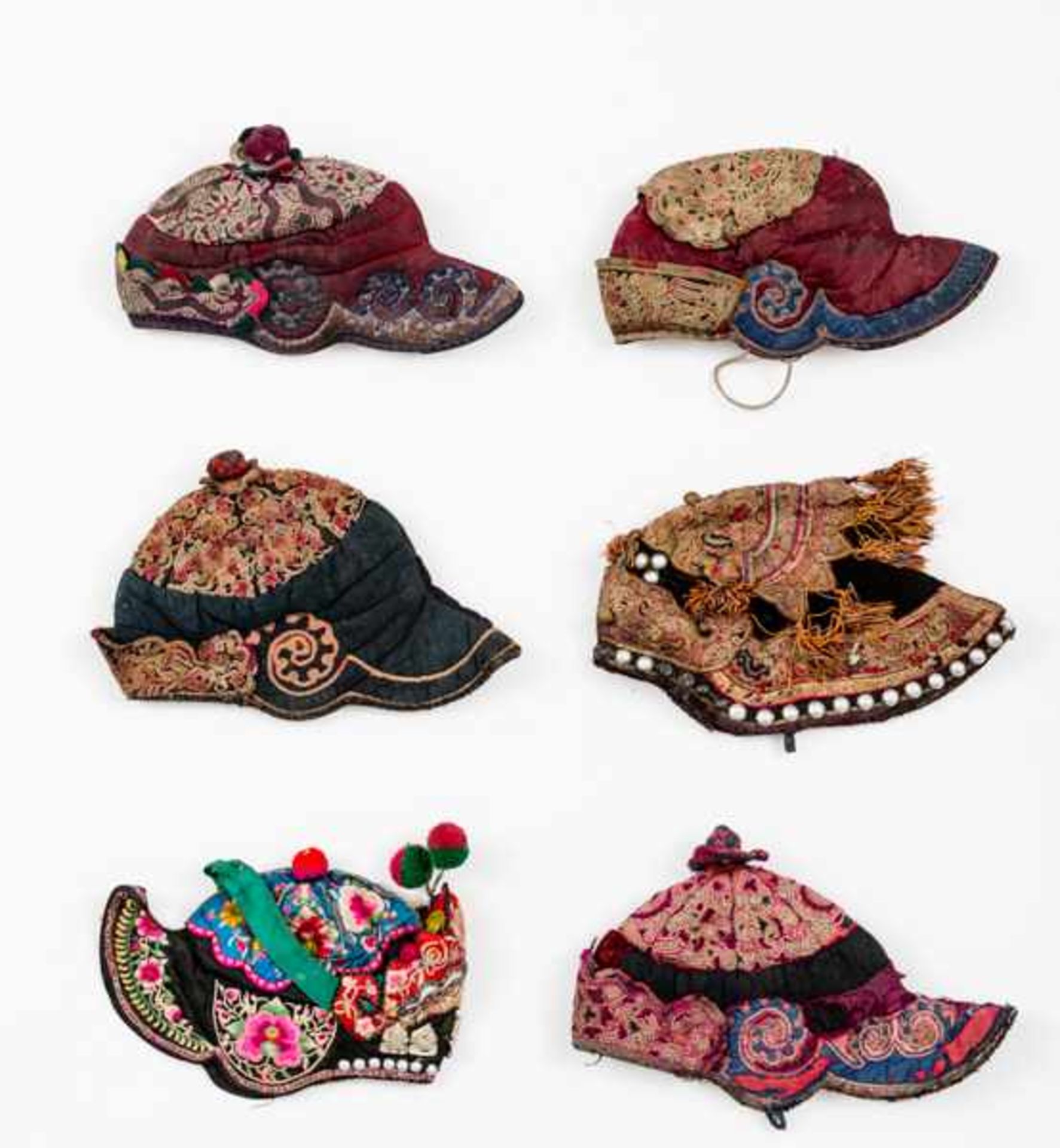 6 CHILDREN’S HATS Rough fabric and silk. China, ca. 19006個童帽Some of these come from the Miao and - Bild 2 aus 2