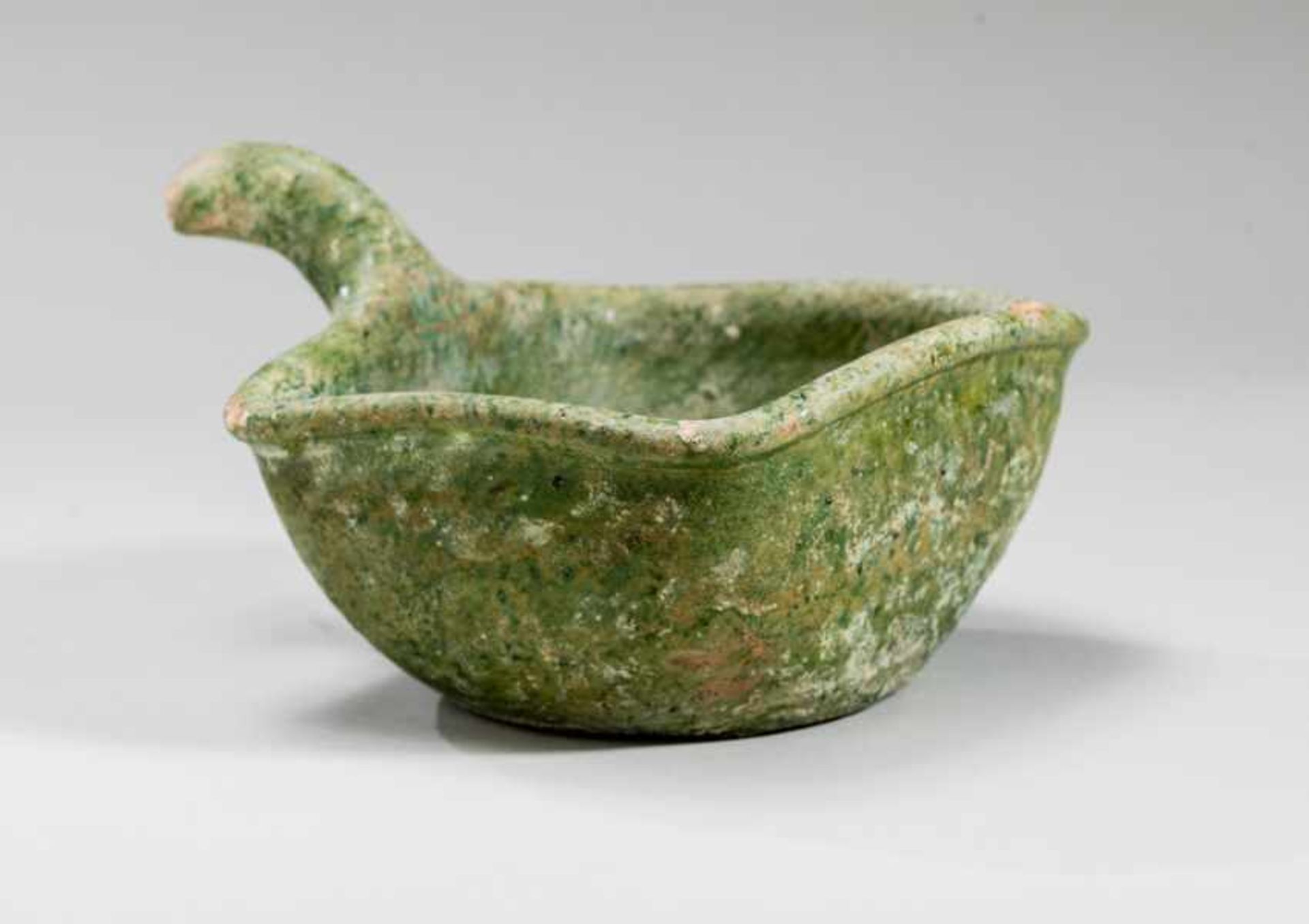 VESSEL WITH HANDLE Glazed ceramic. China, Han dynasty (206 BCE - 220 CE)帶柄容器A - though simple - - Bild 2 aus 5