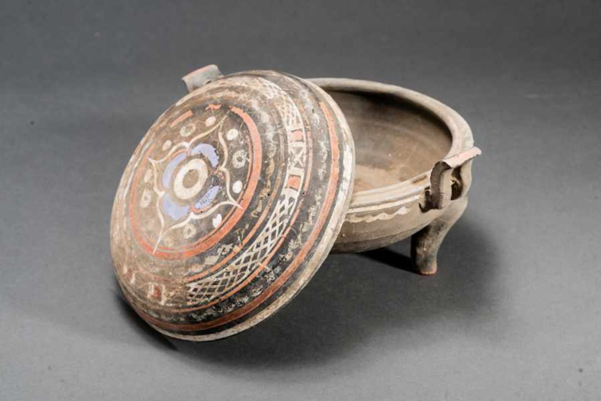 TRIPOD VESSEL WITH LID Terracotta with original painting. China, WesternHan dynasty (206 BCE - 9 - Bild 3 aus 5