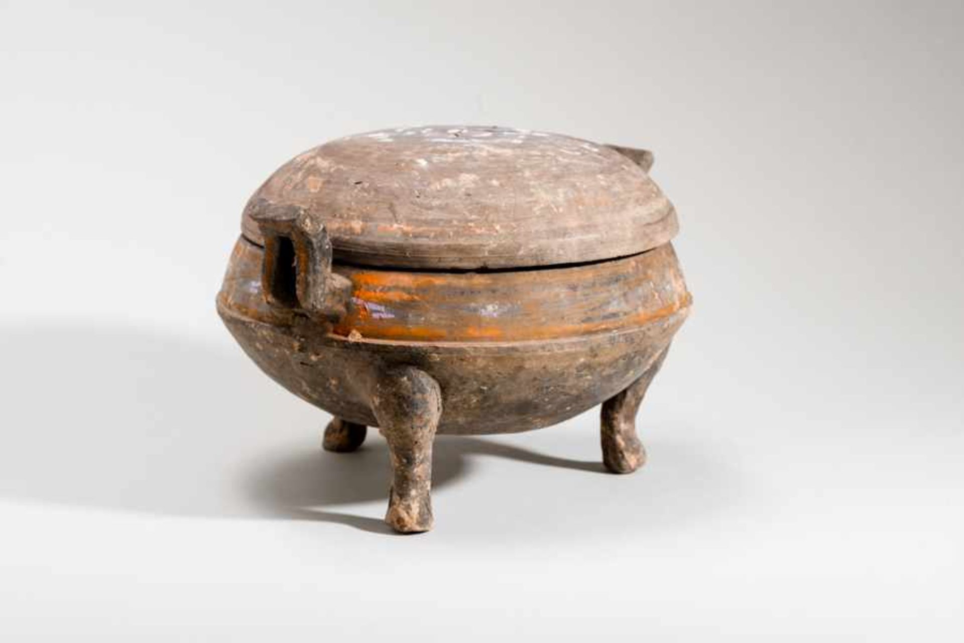 TRIPOD VESSEL WITH LID Terracotta with remnants of original painting. China, Western Han dynasty ( - Image 3 of 5